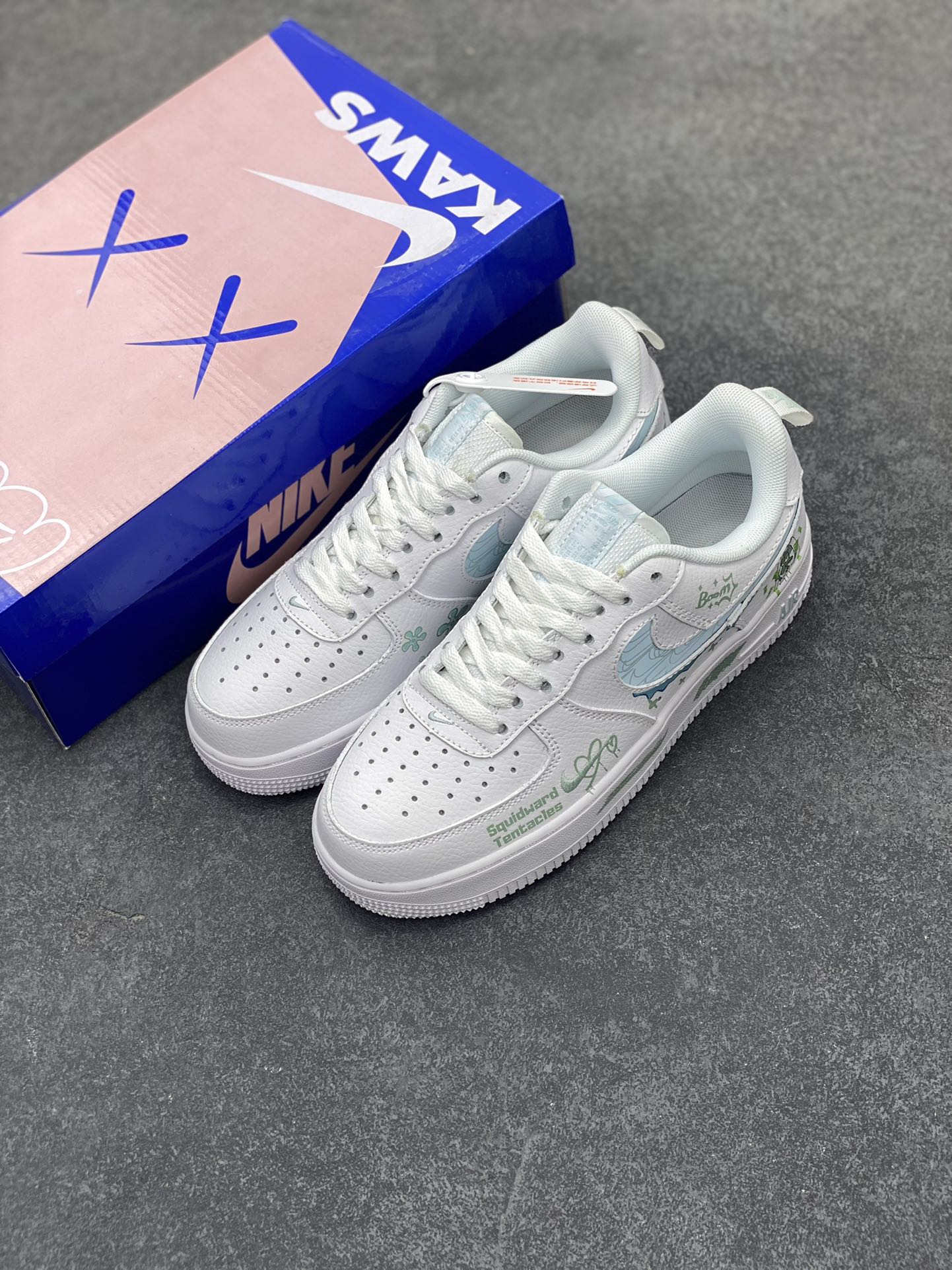 图片[8]-“中东章鱼哥”Nike Air Force 1 “Octopus Brother”#海绵宝宝漫画系列 空军一号定制低帮板鞋 在动漫《海绵宝宝》中，海绵宝宝和章鱼哥是一对极具反差又充满趣味的角色组合，章鱼哥是一只大鼻子秃脑门的章鱼，曾有过黄色长卷发，居住在一栋仿复活节岛人像的房屋里，通常穿着棕色马球T恤。 货号：FB8971-060 尺码：36 36.5 37.5 38 38.5 39 40 40.5 41 42 42.5 43 44 44.5 45-选品中心