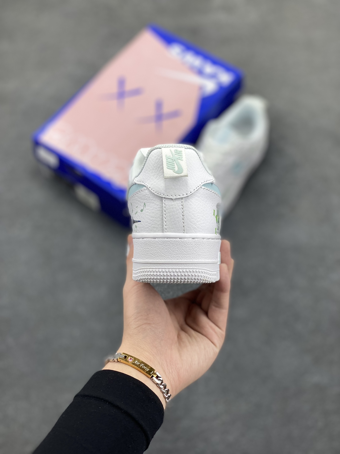 图片[4]-“中东章鱼哥”Nike Air Force 1 “Octopus Brother”#海绵宝宝漫画系列 空军一号定制低帮板鞋 在动漫《海绵宝宝》中，海绵宝宝和章鱼哥是一对极具反差又充满趣味的角色组合，章鱼哥是一只大鼻子秃脑门的章鱼，曾有过黄色长卷发，居住在一栋仿复活节岛人像的房屋里，通常穿着棕色马球T恤。 货号：FB8971-060 尺码：36 36.5 37.5 38 38.5 39 40 40.5 41 42 42.5 43 44 44.5 45-选品中心