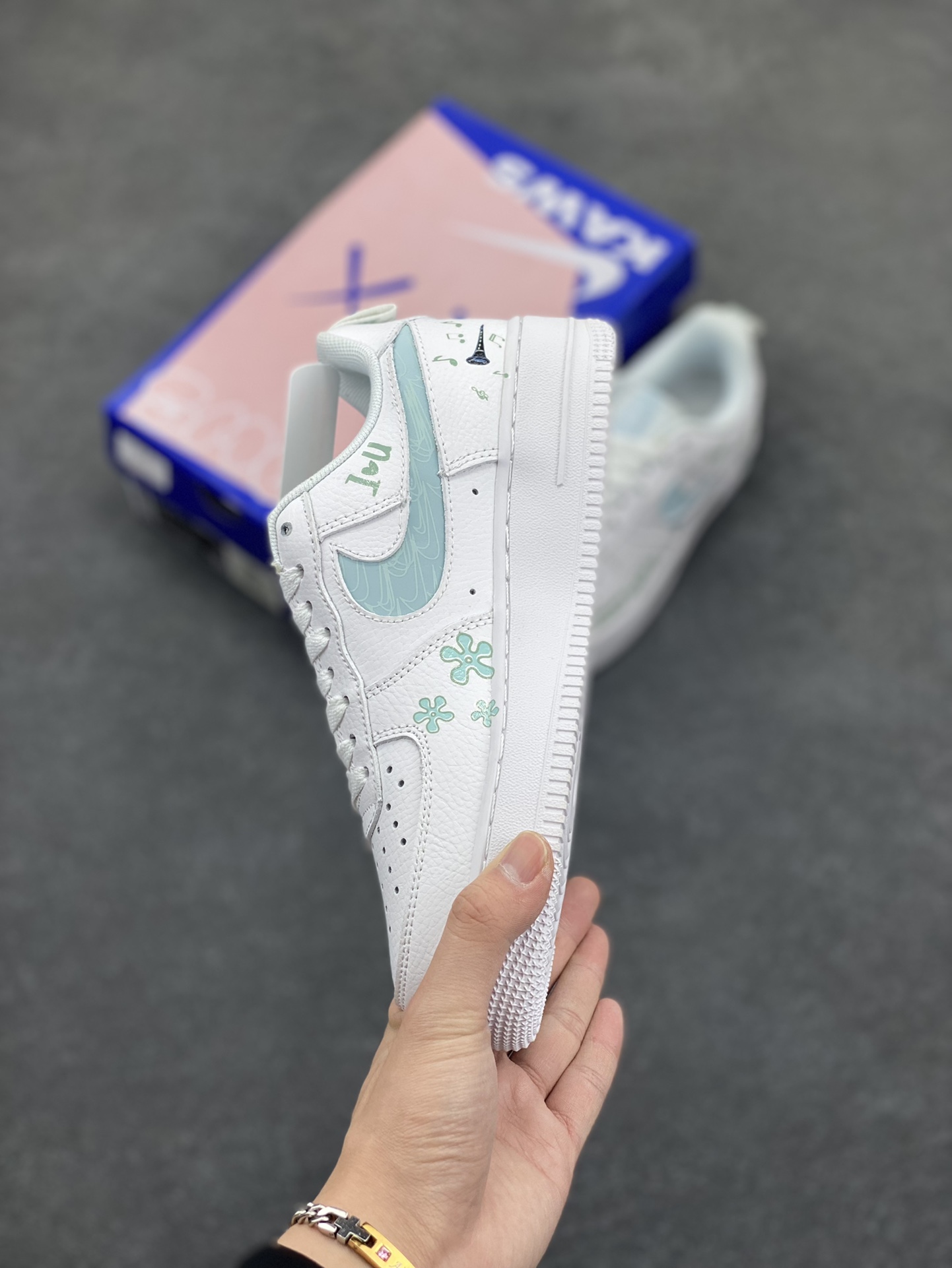 图片[3]-“中东章鱼哥”Nike Air Force 1 “Octopus Brother”#海绵宝宝漫画系列 空军一号定制低帮板鞋 在动漫《海绵宝宝》中，海绵宝宝和章鱼哥是一对极具反差又充满趣味的角色组合，章鱼哥是一只大鼻子秃脑门的章鱼，曾有过黄色长卷发，居住在一栋仿复活节岛人像的房屋里，通常穿着棕色马球T恤。 货号：FB8971-060 尺码：36 36.5 37.5 38 38.5 39 40 40.5 41 42 42.5 43 44 44.5 45-选品中心