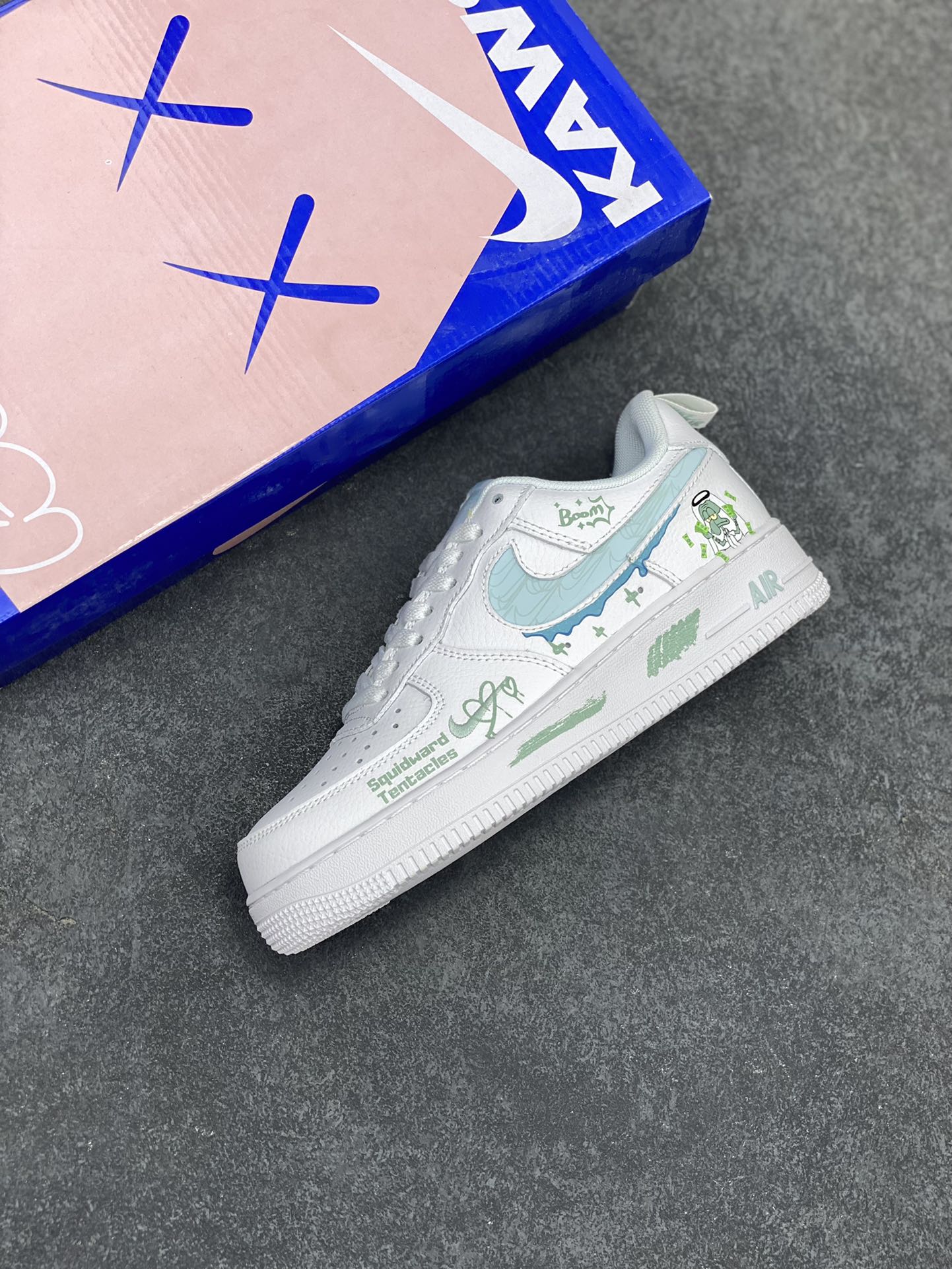 图片[7]-“中东章鱼哥”Nike Air Force 1 “Octopus Brother”#海绵宝宝漫画系列 空军一号定制低帮板鞋 在动漫《海绵宝宝》中，海绵宝宝和章鱼哥是一对极具反差又充满趣味的角色组合，章鱼哥是一只大鼻子秃脑门的章鱼，曾有过黄色长卷发，居住在一栋仿复活节岛人像的房屋里，通常穿着棕色马球T恤。 货号：FB8971-060 尺码：36 36.5 37.5 38 38.5 39 40 40.5 41 42 42.5 43 44 44.5 45-选品中心