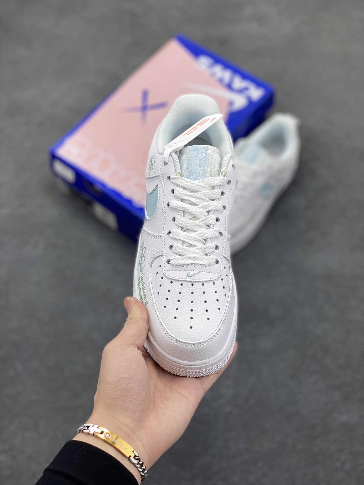 图片[2]-“中东章鱼哥”Nike Air Force 1 “Octopus Brother”#海绵宝宝漫画系列 空军一号定制低帮板鞋 在动漫《海绵宝宝》中，海绵宝宝和章鱼哥是一对极具反差又充满趣味的角色组合，章鱼哥是一只大鼻子秃脑门的章鱼，曾有过黄色长卷发，居住在一栋仿复活节岛人像的房屋里，通常穿着棕色马球T恤。 货号：FB8971-060 尺码：36 36.5 37.5 38 38.5 39 40 40.5 41 42 42.5 43 44 44.5 45-选品中心