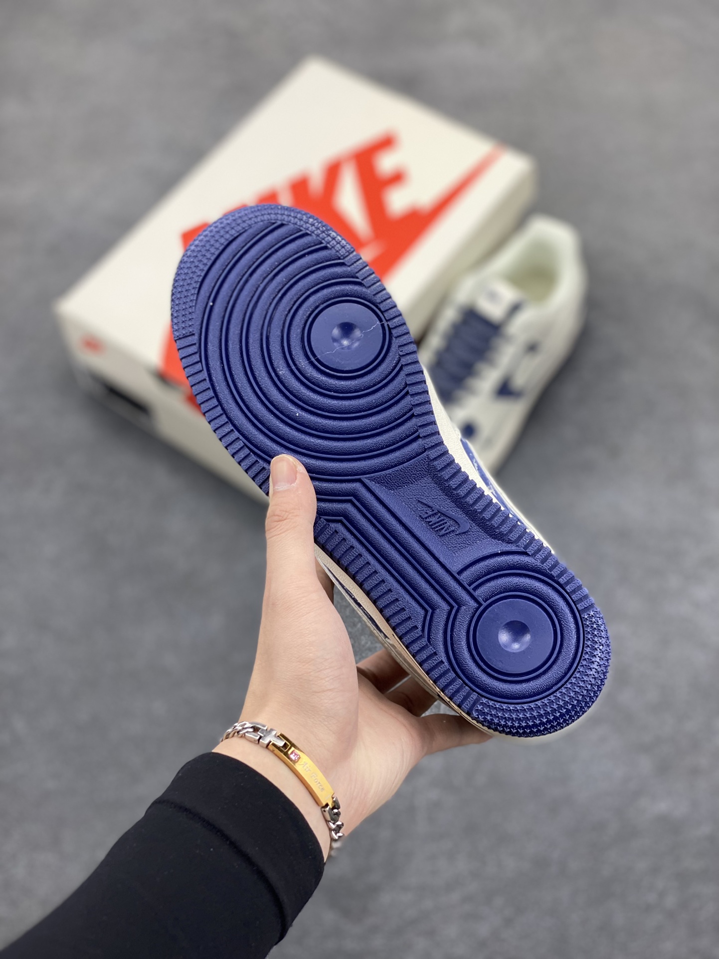 图片[5]-Nike Air Force 1 Low 空军一号低帮百搭休闲运动板鞋。柔软、弹性十足的缓震性能和出色的中底设计，横跨复古与现代的外型结合，造就出风靡全球三十多年的Force 1，直到今天还深受青睐。 货号：XZ6188-728 尺码：36 37.5 38 39 40 40.5 41 42 42.5 43 44 44.5 45-选品中心