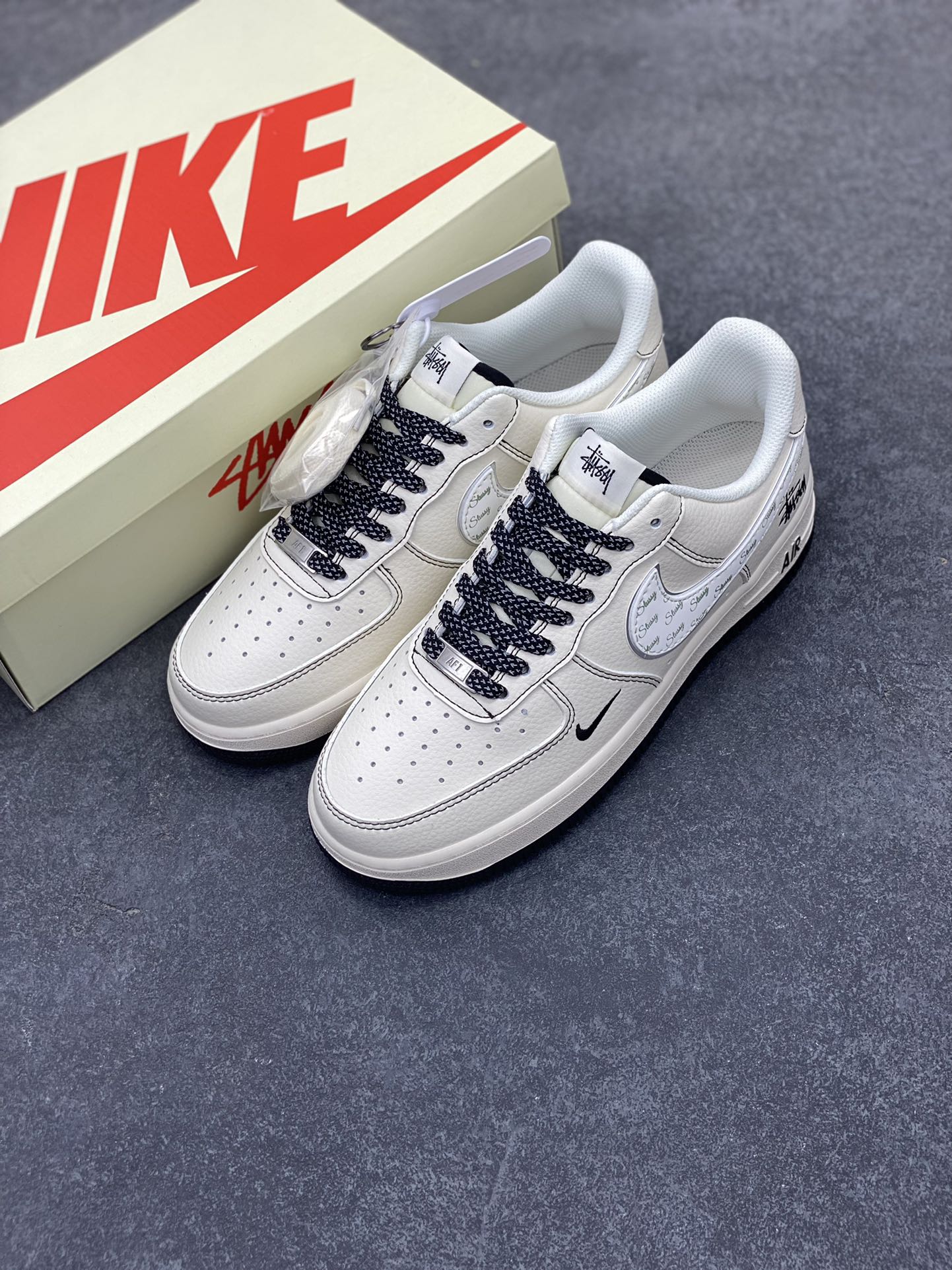 图片[8]-NIke Air Force 1 \’07 Low “斯图西联名——米黑英文花勾”空军一号 低帮 运动鞋 休闲鞋 折边针车 工艺难度大 原楦头原纸板 原装鞋盒 定制五金配件 内置全掌气垫 原厂鞋底 货号：HH7518-040 尺码：36 36.5 37.5 38 38.5 39 40 40.5 41 42 42.5 43 44 44.5 45-选品中心