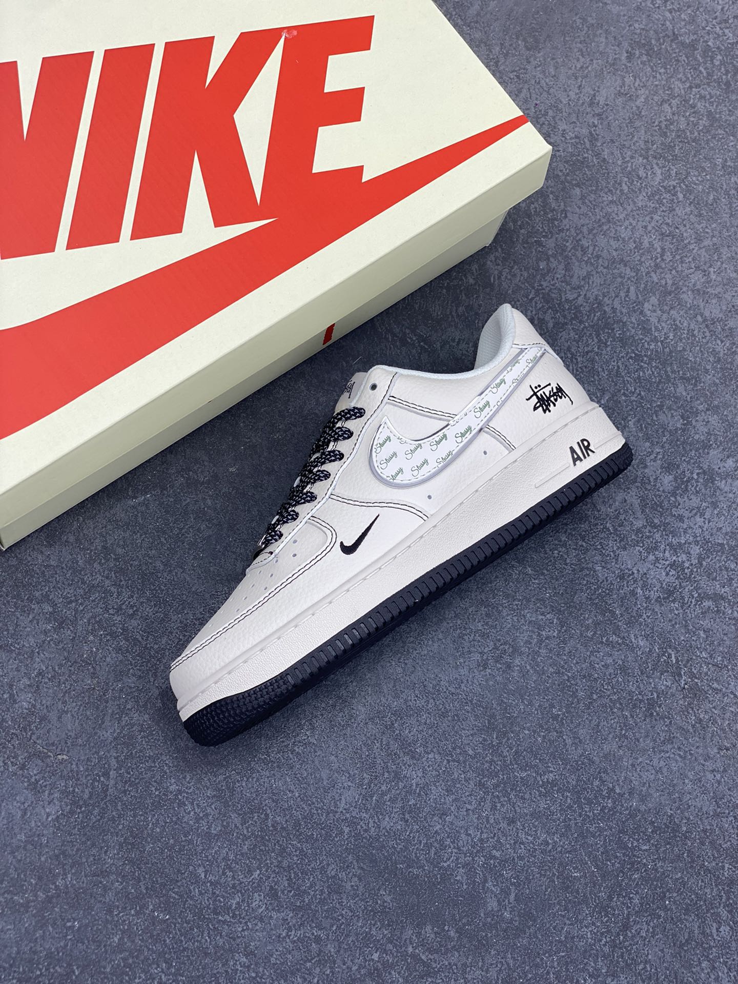 图片[7]-NIke Air Force 1 \’07 Low “斯图西联名——米黑英文花勾”空军一号 低帮 运动鞋 休闲鞋 折边针车 工艺难度大 原楦头原纸板 原装鞋盒 定制五金配件 内置全掌气垫 原厂鞋底 货号：HH7518-040 尺码：36 36.5 37.5 38 38.5 39 40 40.5 41 42 42.5 43 44 44.5 45-选品中心