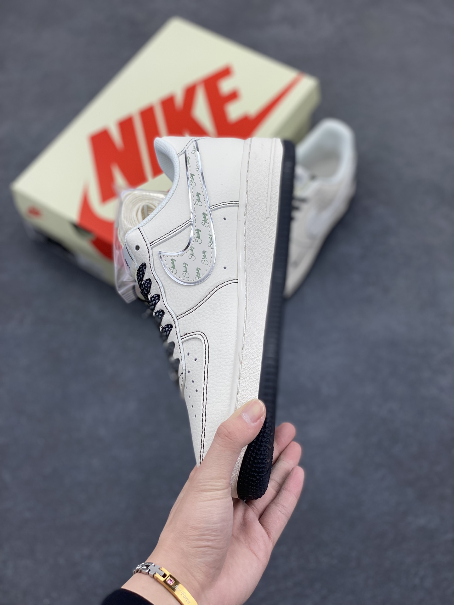 图片[3]-NIke Air Force 1 \’07 Low “斯图西联名——米黑英文花勾”空军一号 低帮 运动鞋 休闲鞋 折边针车 工艺难度大 原楦头原纸板 原装鞋盒 定制五金配件 内置全掌气垫 原厂鞋底 货号：HH7518-040 尺码：36 36.5 37.5 38 38.5 39 40 40.5 41 42 42.5 43 44 44.5 45-选品中心