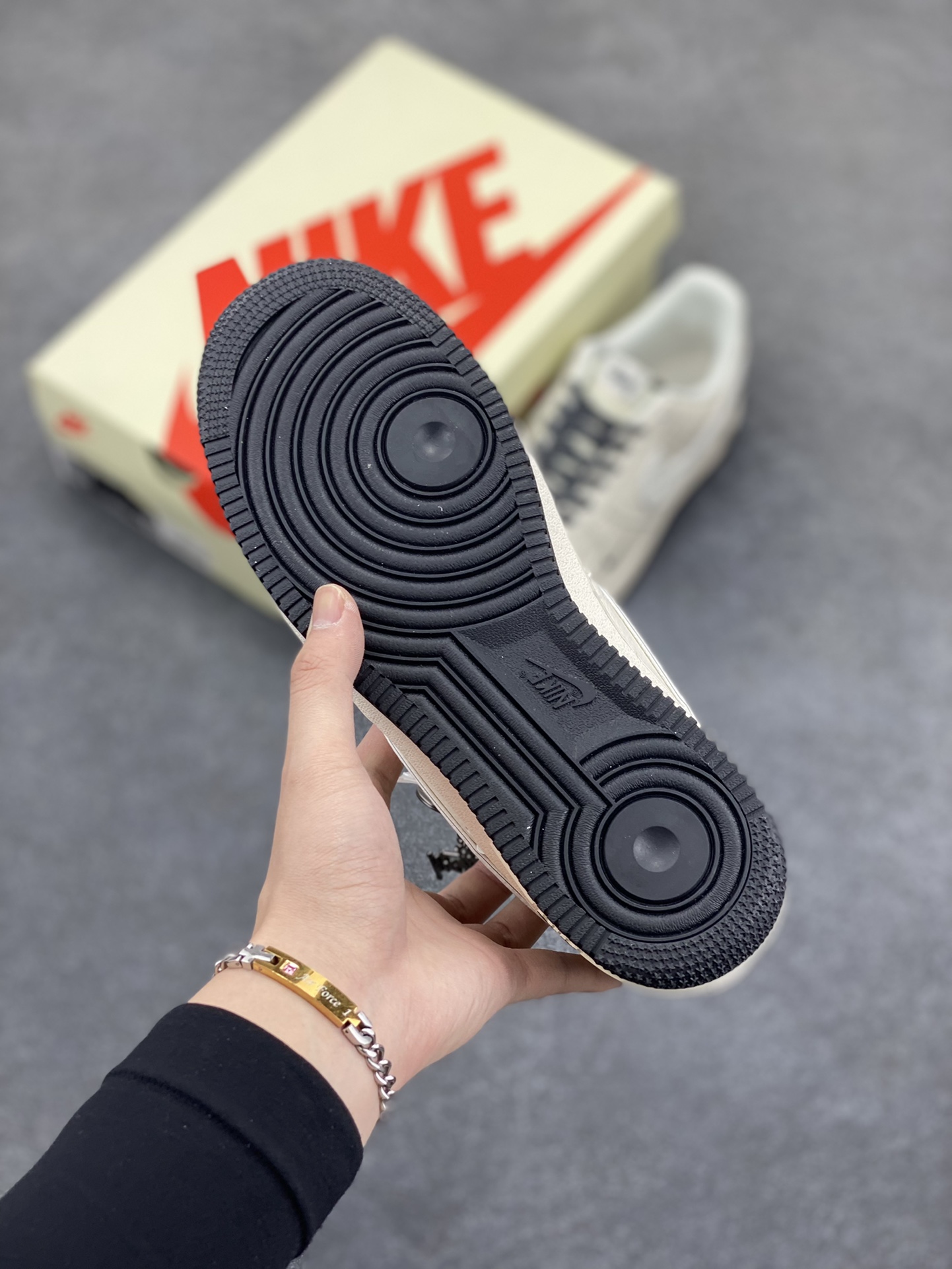 图片[5]-NIke Air Force 1 \’07 Low “斯图西联名——米黑英文花勾”空军一号 低帮 运动鞋 休闲鞋 折边针车 工艺难度大 原楦头原纸板 原装鞋盒 定制五金配件 内置全掌气垫 原厂鞋底 货号：HH7518-040 尺码：36 36.5 37.5 38 38.5 39 40 40.5 41 42 42.5 43 44 44.5 45-选品中心