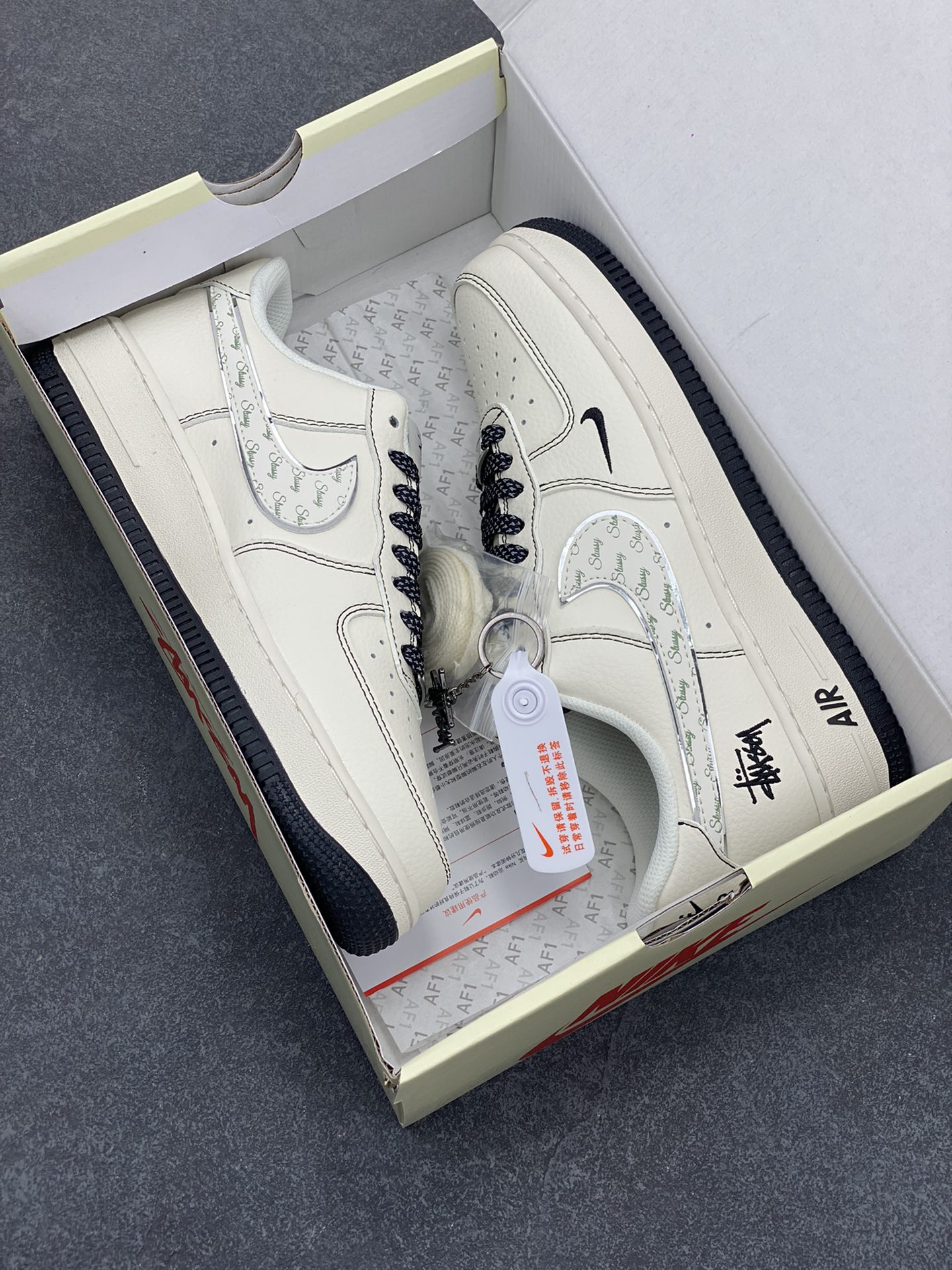 图片[9]-NIke Air Force 1 \’07 Low “斯图西联名——米黑英文花勾”空军一号 低帮 运动鞋 休闲鞋 折边针车 工艺难度大 原楦头原纸板 原装鞋盒 定制五金配件 内置全掌气垫 原厂鞋底 货号：HH7518-040 尺码：36 36.5 37.5 38 38.5 39 40 40.5 41 42 42.5 43 44 44.5 45-选品中心