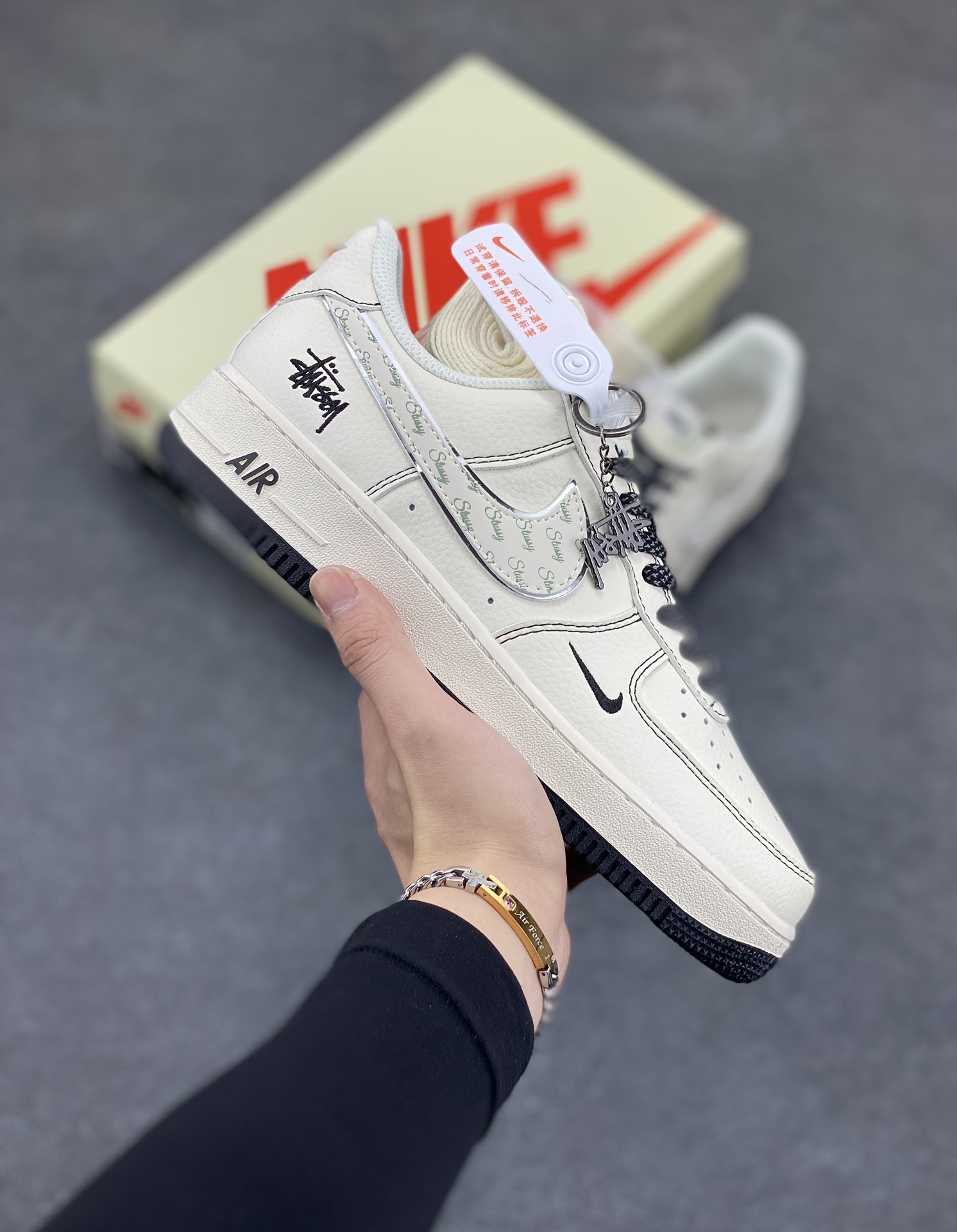 NIke Air Force 1 \’07 Low “斯图西联名——米黑英文花勾”空军一号 低帮 运动鞋 休闲鞋 折边针车 工艺难度大 原楦头原纸板 原装鞋盒 定制五金配件 内置全掌气垫 原厂鞋底 货号：HH7518-040 尺码：36 36.5 37.5 38 38.5 39 40 40.5 41 42 42.5 43 44 44.5 45-选品中心