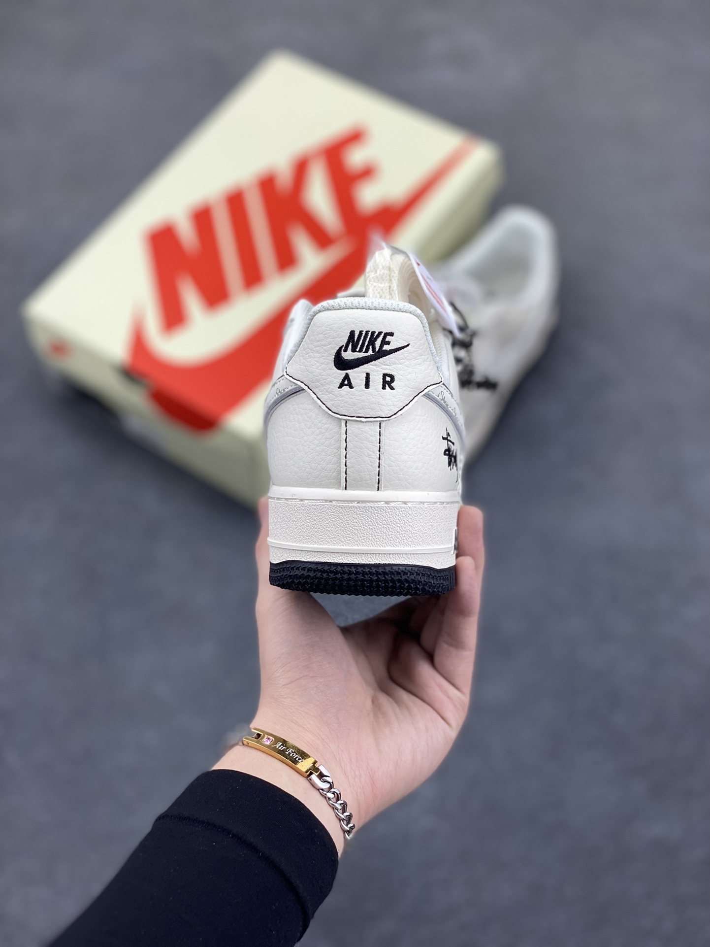 图片[4]-NIke Air Force 1 \’07 Low “斯图西联名——米黑英文花勾”空军一号 低帮 运动鞋 休闲鞋 折边针车 工艺难度大 原楦头原纸板 原装鞋盒 定制五金配件 内置全掌气垫 原厂鞋底 货号：HH7518-040 尺码：36 36.5 37.5 38 38.5 39 40 40.5 41 42 42.5 43 44 44.5 45-选品中心