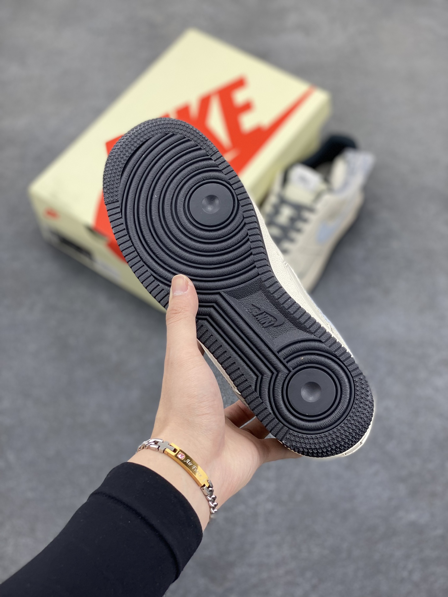 图片[5]-NIke Air Force 1 \’07 Low “斯图西联名——刺绣小三勾”空军一号 低帮 运动鞋 休闲鞋 折边针车 工艺难度大 原楦头原纸板 原装鞋盒 定制五金配件 内置全掌气垫 原厂鞋底 货号：XZ6188-630 尺码：36 36.5 37.5 38 38.5 39 40 40.5 41 42 42.5 43 44 44.5 45-选品中心