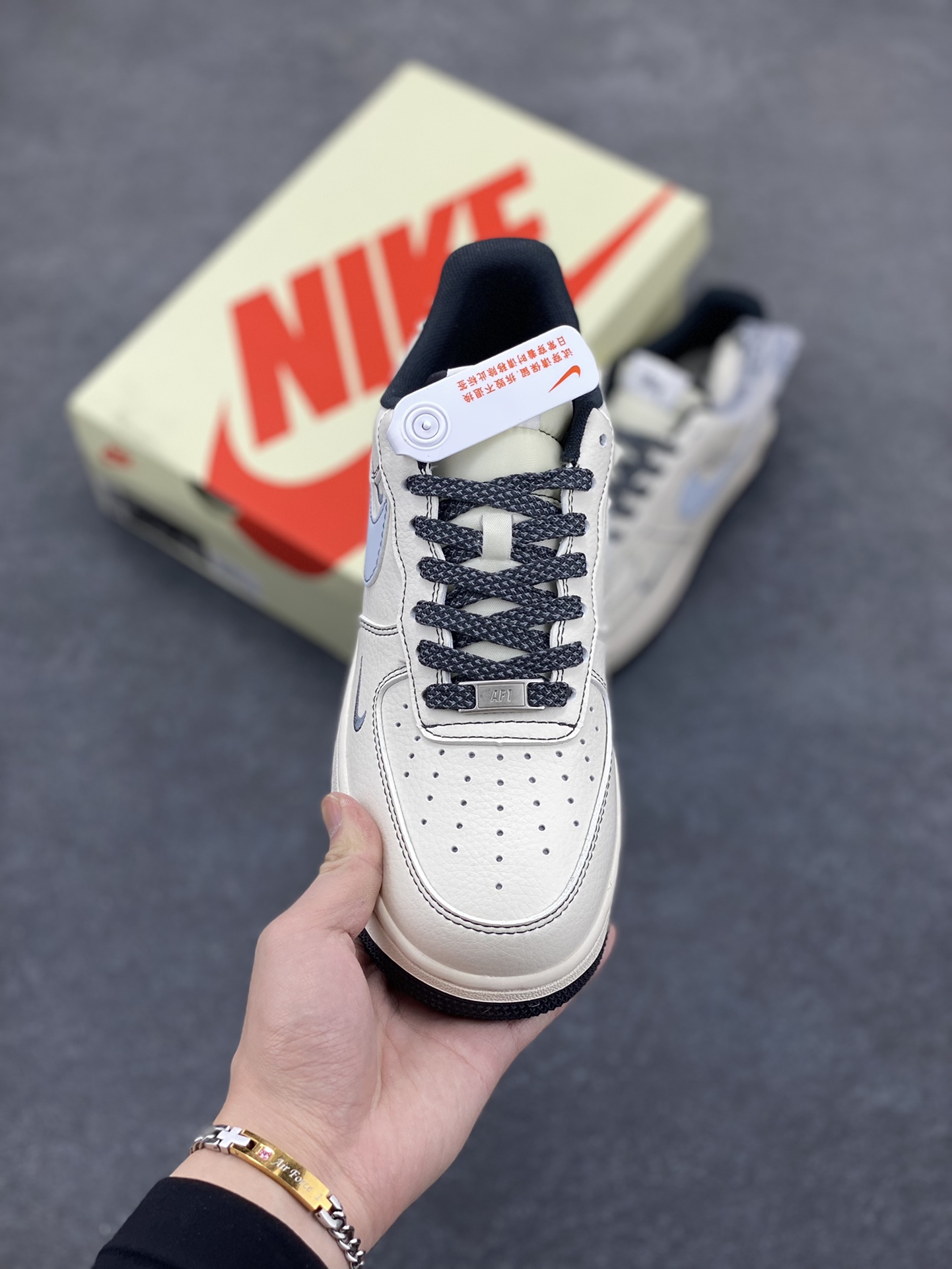 图片[2]-NIke Air Force 1 \’07 Low “斯图西联名——刺绣小三勾”空军一号 低帮 运动鞋 休闲鞋 折边针车 工艺难度大 原楦头原纸板 原装鞋盒 定制五金配件 内置全掌气垫 原厂鞋底 货号：XZ6188-630 尺码：36 36.5 37.5 38 38.5 39 40 40.5 41 42 42.5 43 44 44.5 45-选品中心