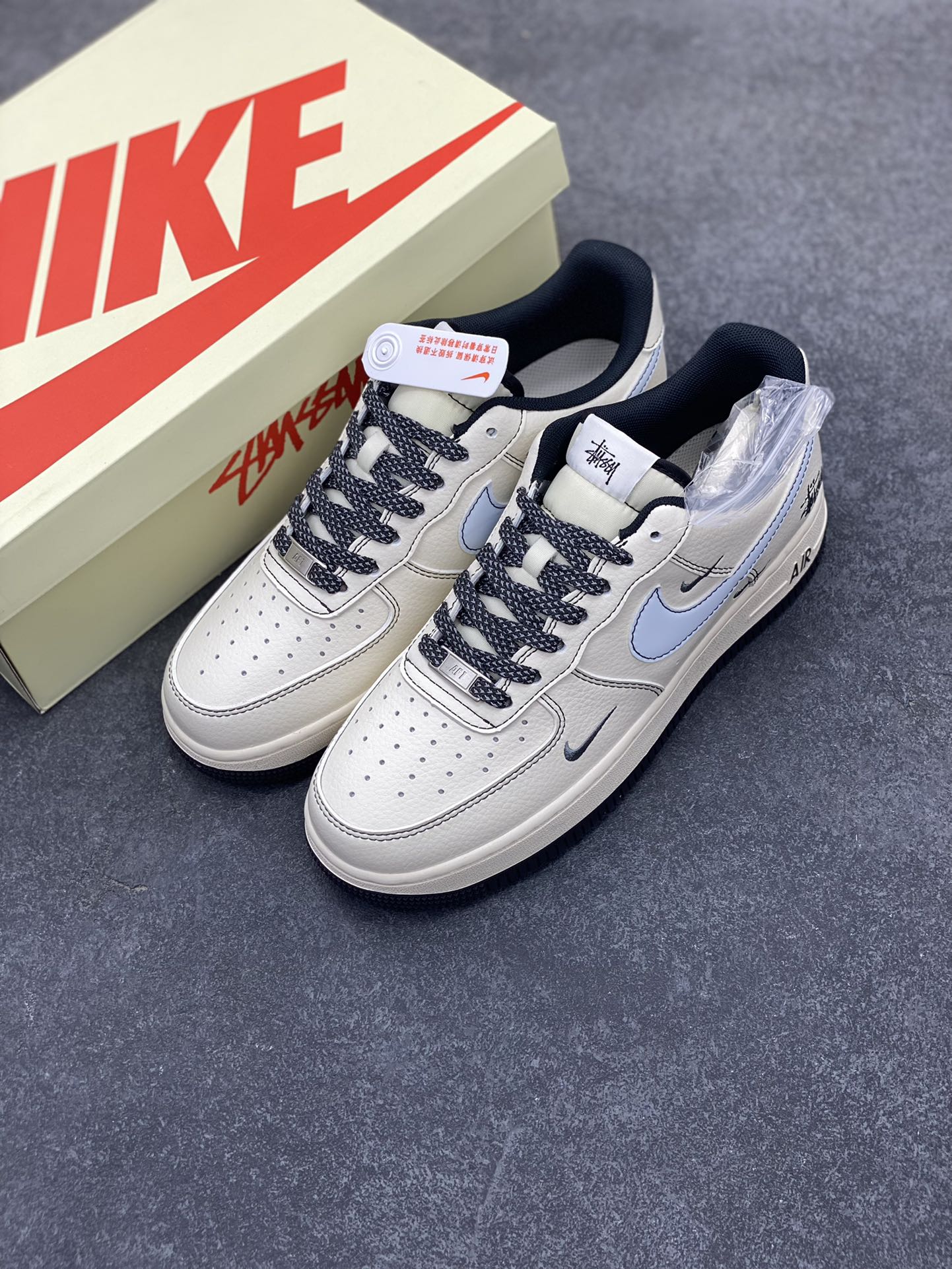 图片[8]-NIke Air Force 1 \’07 Low “斯图西联名——刺绣小三勾”空军一号 低帮 运动鞋 休闲鞋 折边针车 工艺难度大 原楦头原纸板 原装鞋盒 定制五金配件 内置全掌气垫 原厂鞋底 货号：XZ6188-630 尺码：36 36.5 37.5 38 38.5 39 40 40.5 41 42 42.5 43 44 44.5 45-选品中心