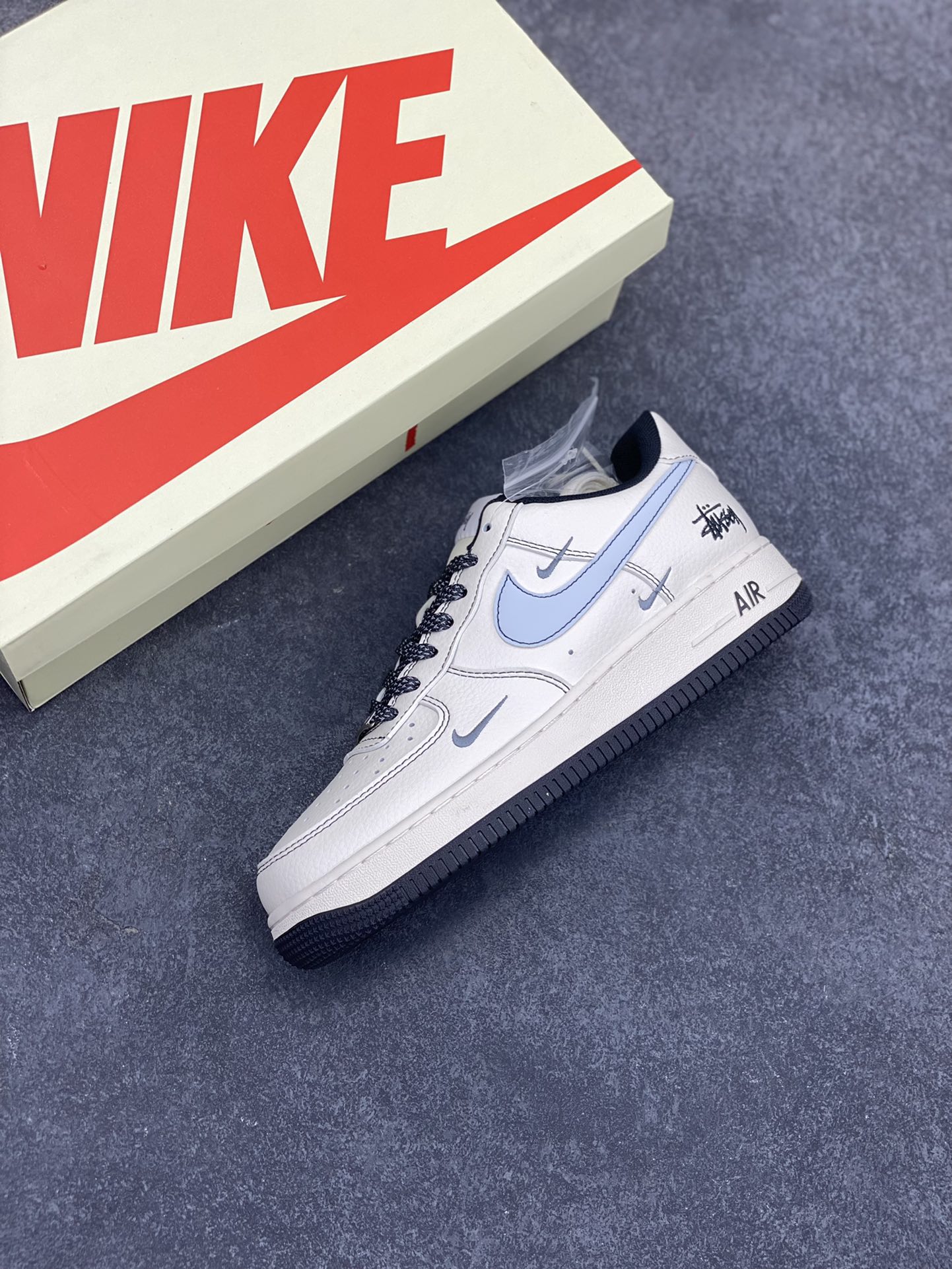 图片[7]-NIke Air Force 1 \’07 Low “斯图西联名——刺绣小三勾”空军一号 低帮 运动鞋 休闲鞋 折边针车 工艺难度大 原楦头原纸板 原装鞋盒 定制五金配件 内置全掌气垫 原厂鞋底 货号：XZ6188-630 尺码：36 36.5 37.5 38 38.5 39 40 40.5 41 42 42.5 43 44 44.5 45-选品中心