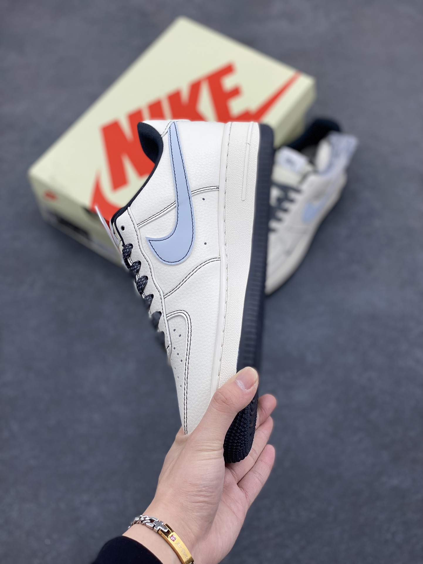 图片[3]-NIke Air Force 1 \’07 Low “斯图西联名——刺绣小三勾”空军一号 低帮 运动鞋 休闲鞋 折边针车 工艺难度大 原楦头原纸板 原装鞋盒 定制五金配件 内置全掌气垫 原厂鞋底 货号：XZ6188-630 尺码：36 36.5 37.5 38 38.5 39 40 40.5 41 42 42.5 43 44 44.5 45-选品中心