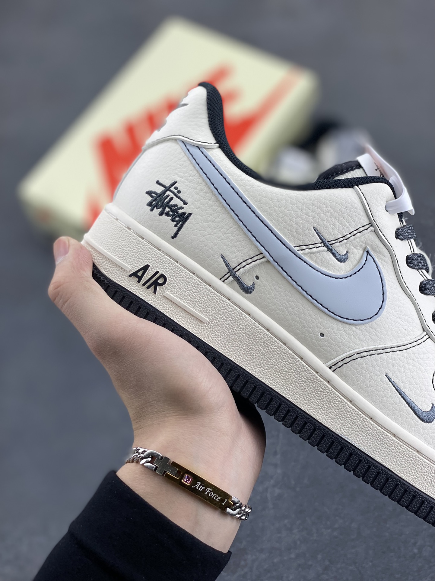图片[6]-NIke Air Force 1 \’07 Low “斯图西联名——刺绣小三勾”空军一号 低帮 运动鞋 休闲鞋 折边针车 工艺难度大 原楦头原纸板 原装鞋盒 定制五金配件 内置全掌气垫 原厂鞋底 货号：XZ6188-630 尺码：36 36.5 37.5 38 38.5 39 40 40.5 41 42 42.5 43 44 44.5 45-选品中心