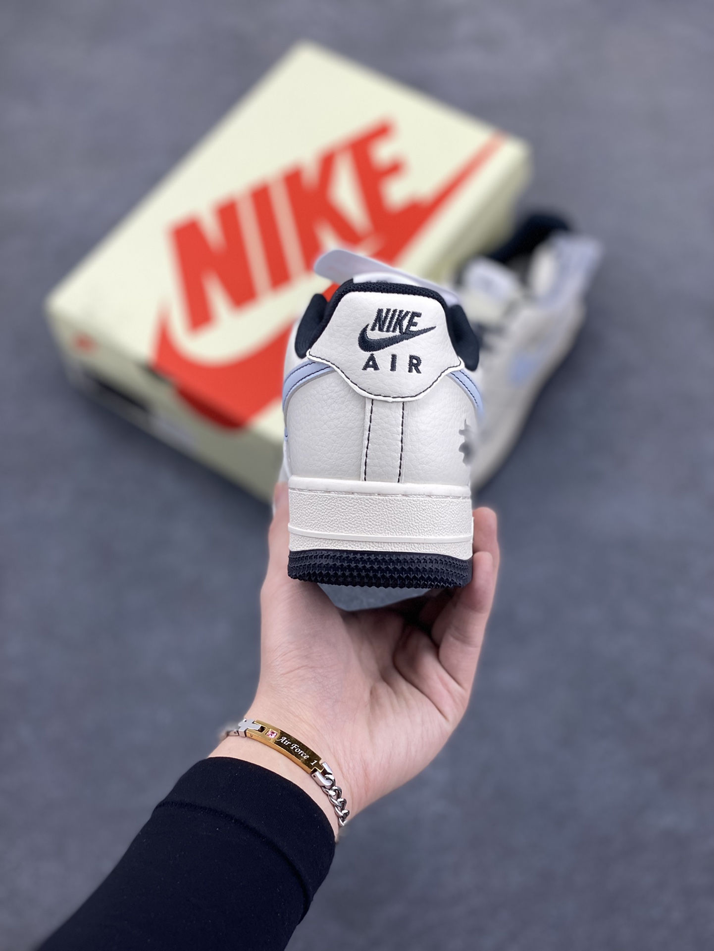 图片[4]-NIke Air Force 1 \’07 Low “斯图西联名——刺绣小三勾”空军一号 低帮 运动鞋 休闲鞋 折边针车 工艺难度大 原楦头原纸板 原装鞋盒 定制五金配件 内置全掌气垫 原厂鞋底 货号：XZ6188-630 尺码：36 36.5 37.5 38 38.5 39 40 40.5 41 42 42.5 43 44 44.5 45-选品中心