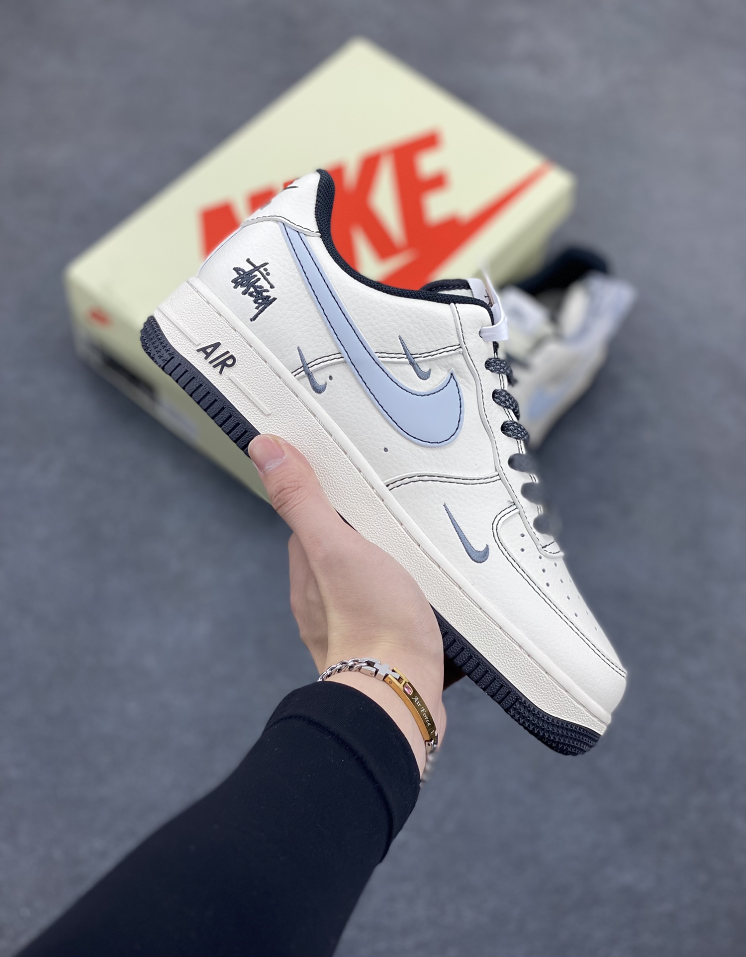 NIke Air Force 1 \’07 Low “斯图西联名——刺绣小三勾”空军一号 低帮 运动鞋 休闲鞋 折边针车 工艺难度大 原楦头原纸板 原装鞋盒 定制五金配件 内置全掌气垫 原厂鞋底 货号:XZ6188-630 尺码:36 36.5 37.5 38 38.5 39 40 40.5 41 42 42.5 43 44 44.5 45-选品中心