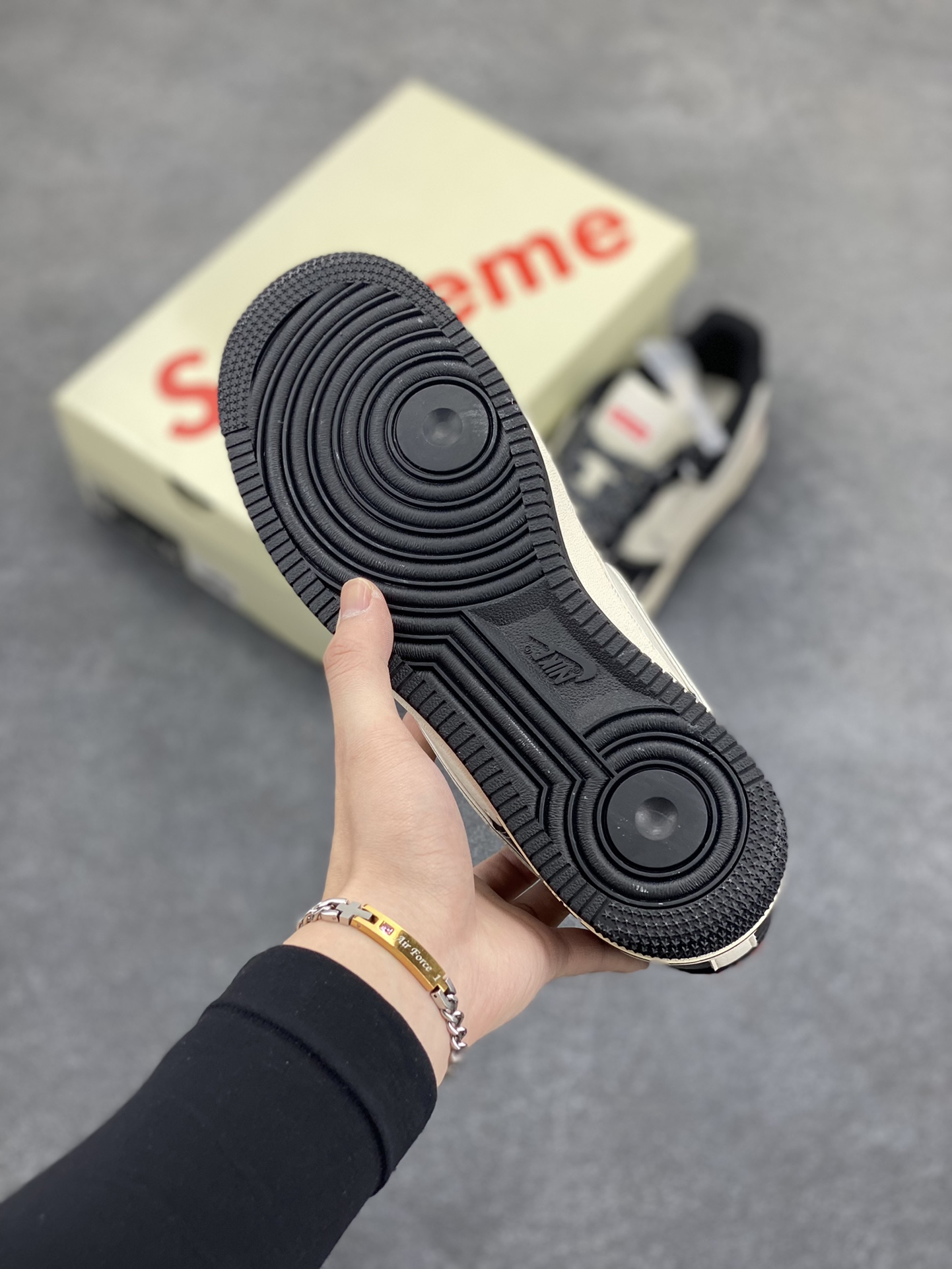 图片[5]-NIke Air Force 1 \’07 Low “Supreme联名–米黑银边”空军一号 低帮 运动鞋 休闲鞋 折边针车 工艺难度大 原楦头原纸板 原装鞋盒 定制五金配件 内置全掌气垫 原厂鞋底 货号：XZ6188-316 尺码：36 36.5 37.5 38 38.5 39 40 40.5 41 42 42.5 43 44 44.5 45-选品中心