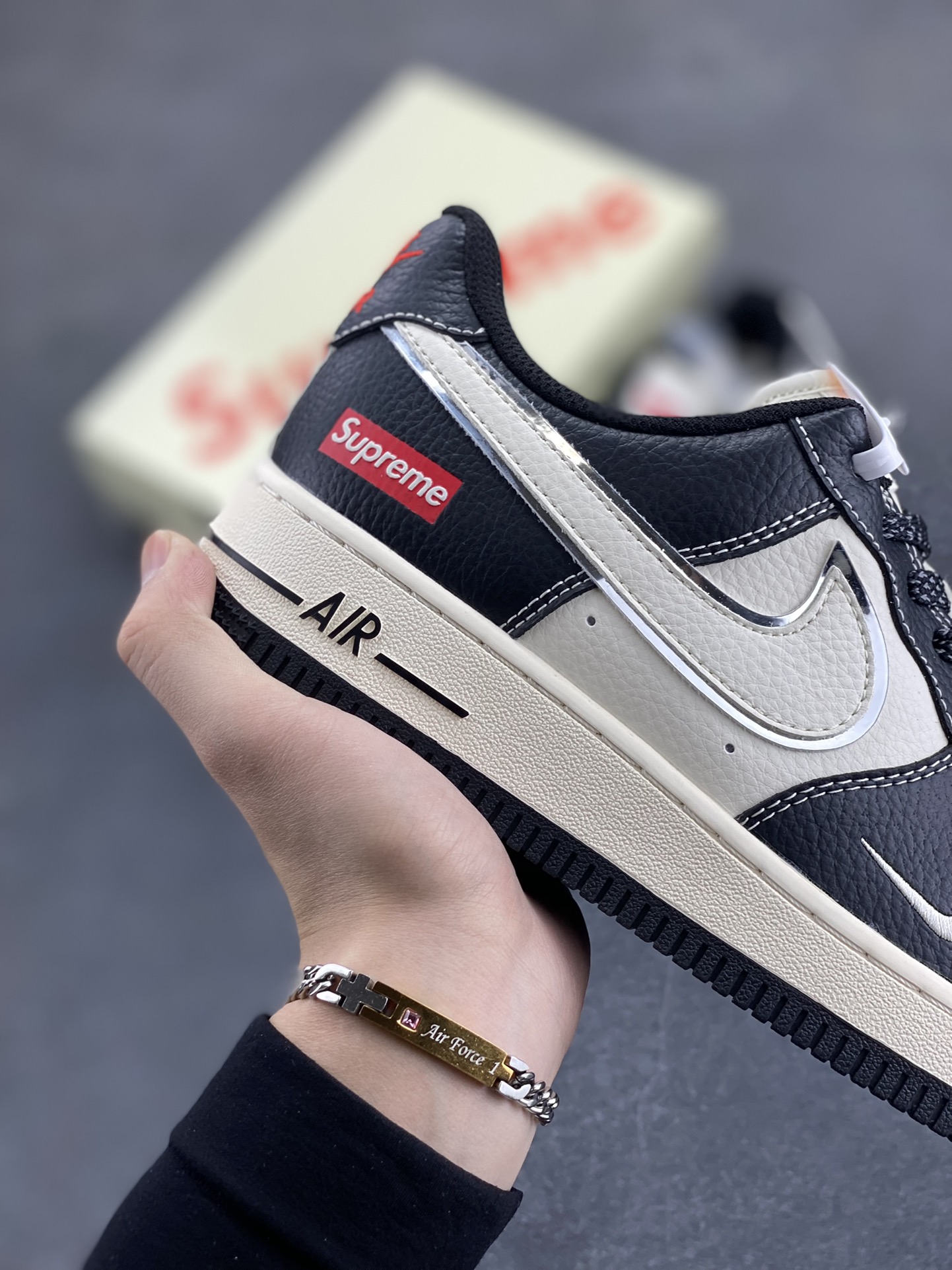 图片[6]-NIke Air Force 1 \’07 Low “Supreme联名–米黑银边”空军一号 低帮 运动鞋 休闲鞋 折边针车 工艺难度大 原楦头原纸板 原装鞋盒 定制五金配件 内置全掌气垫 原厂鞋底 货号：XZ6188-316 尺码：36 36.5 37.5 38 38.5 39 40 40.5 41 42 42.5 43 44 44.5 45-选品中心