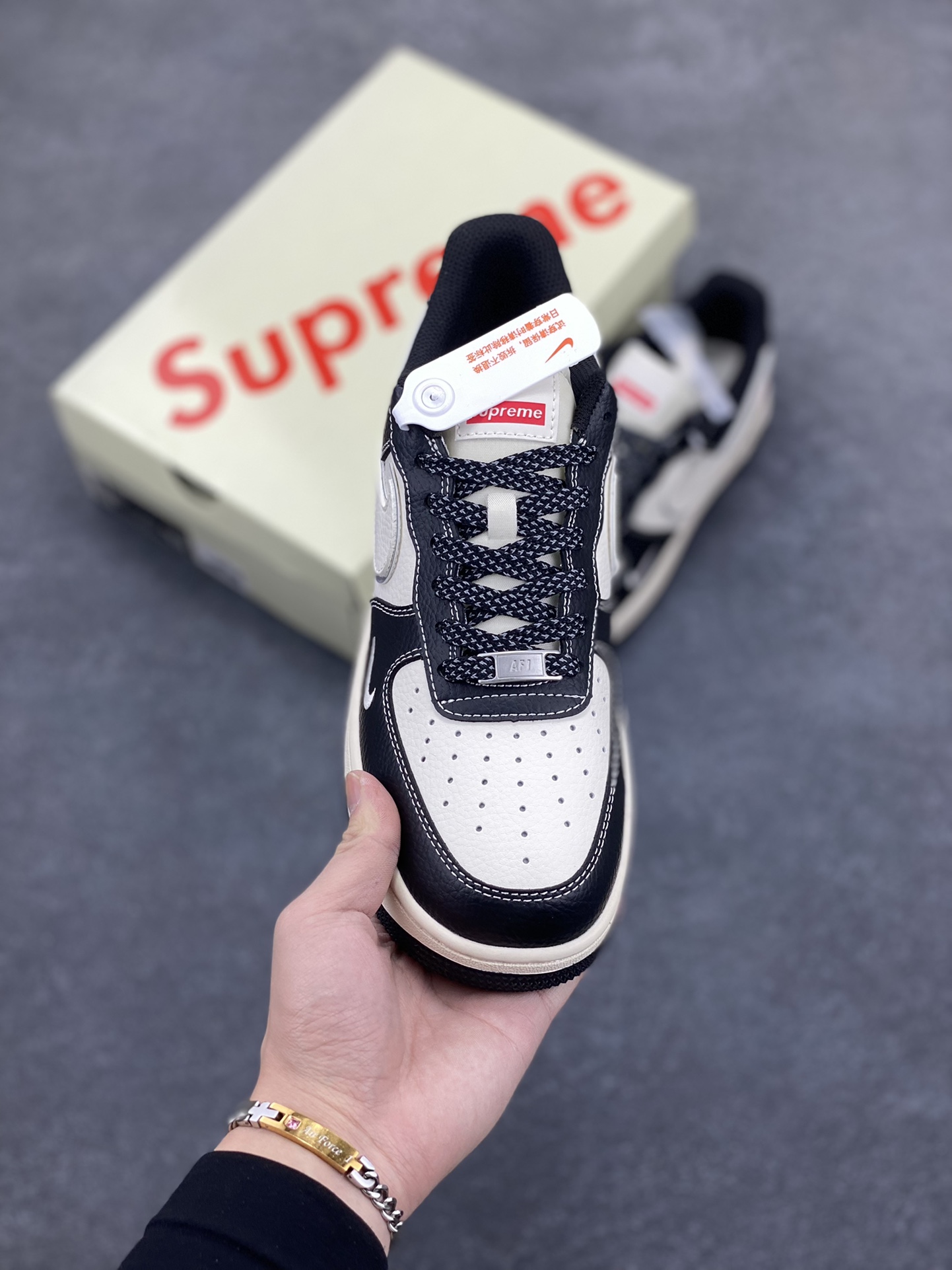 图片[2]-NIke Air Force 1 \’07 Low “Supreme联名–米黑银边”空军一号 低帮 运动鞋 休闲鞋 折边针车 工艺难度大 原楦头原纸板 原装鞋盒 定制五金配件 内置全掌气垫 原厂鞋底 货号：XZ6188-316 尺码：36 36.5 37.5 38 38.5 39 40 40.5 41 42 42.5 43 44 44.5 45-选品中心