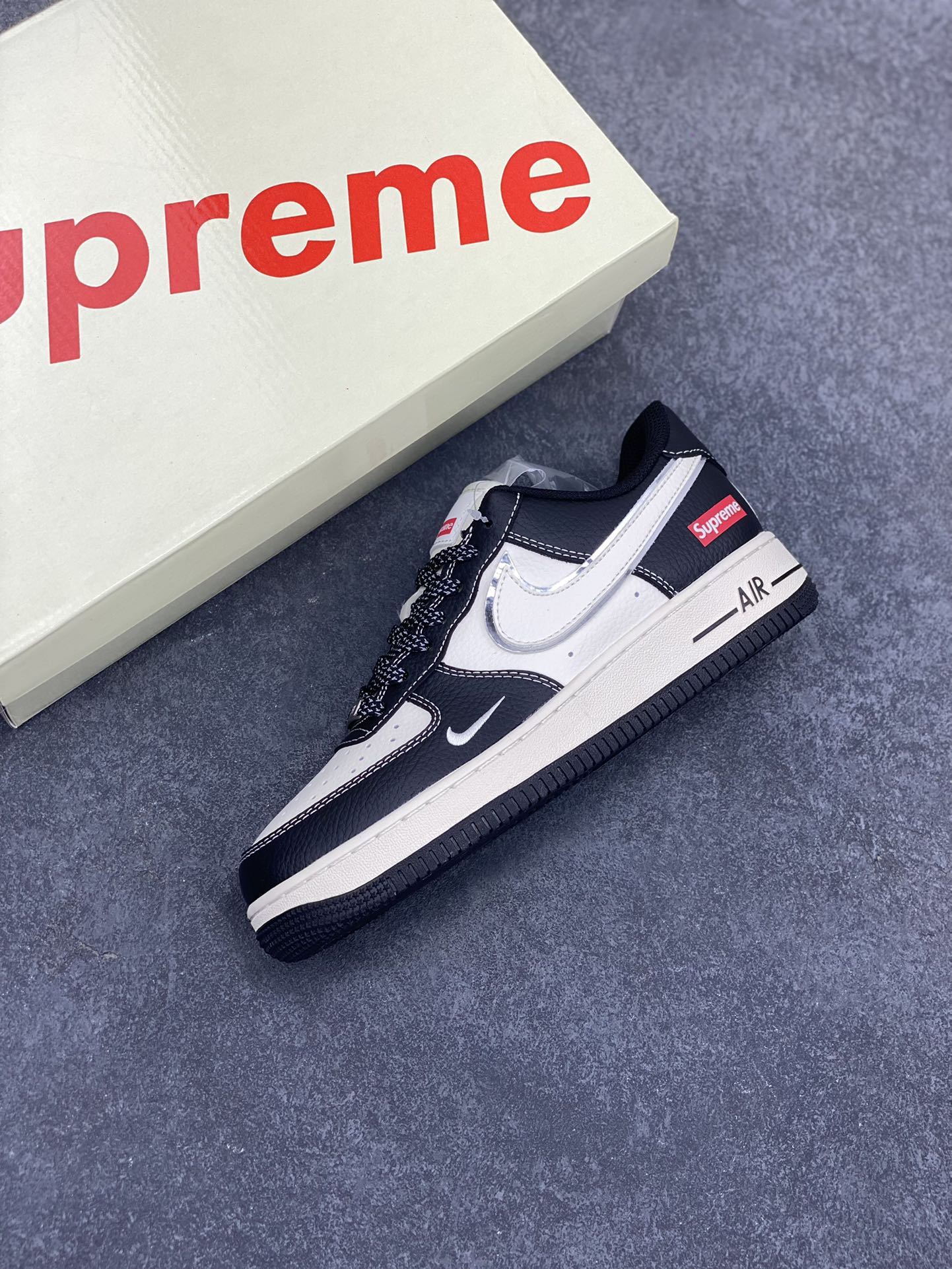 图片[7]-NIke Air Force 1 \’07 Low “Supreme联名–米黑银边”空军一号 低帮 运动鞋 休闲鞋 折边针车 工艺难度大 原楦头原纸板 原装鞋盒 定制五金配件 内置全掌气垫 原厂鞋底 货号：XZ6188-316 尺码：36 36.5 37.5 38 38.5 39 40 40.5 41 42 42.5 43 44 44.5 45-选品中心