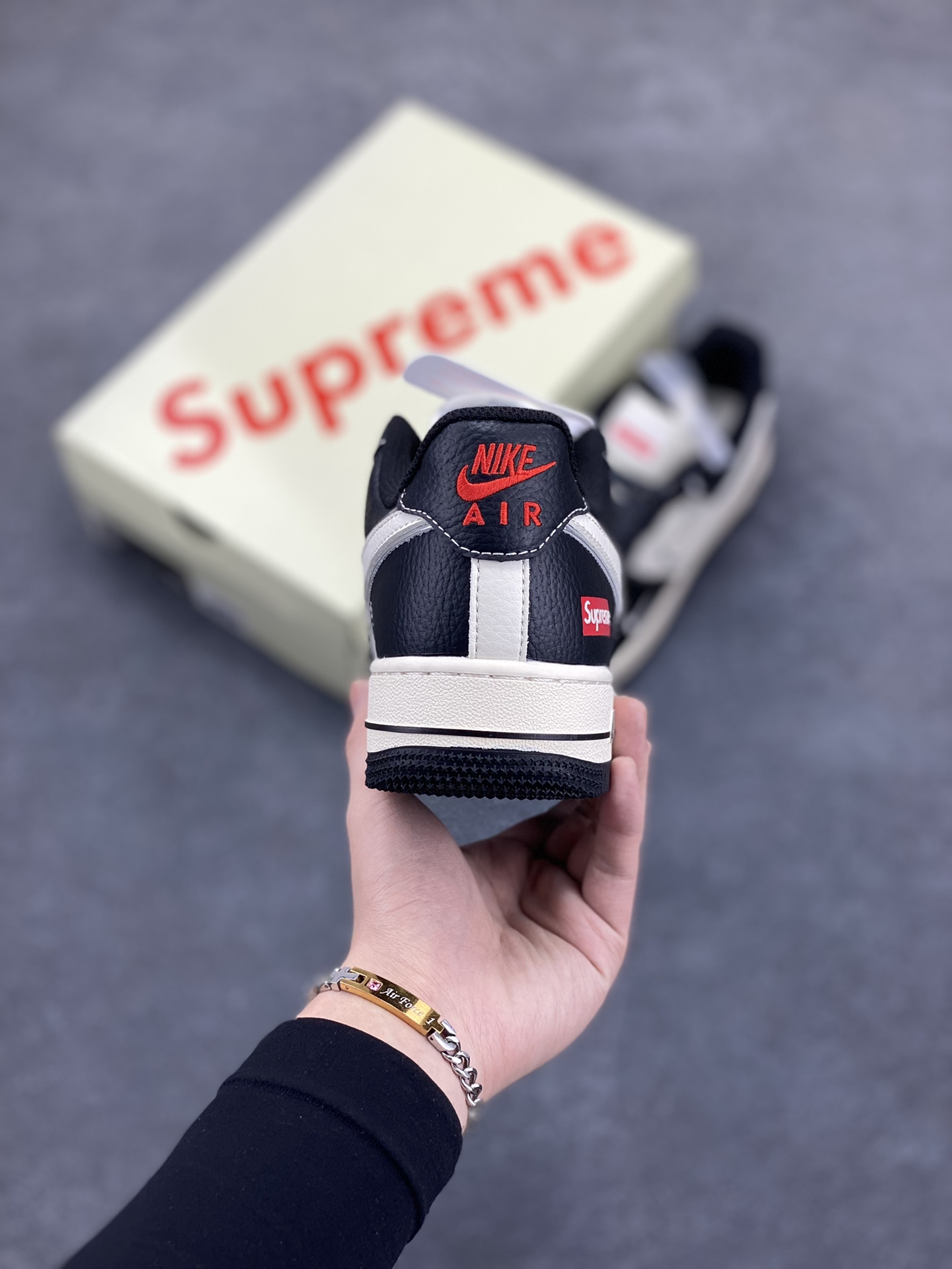 图片[4]-NIke Air Force 1 \’07 Low “Supreme联名–米黑银边”空军一号 低帮 运动鞋 休闲鞋 折边针车 工艺难度大 原楦头原纸板 原装鞋盒 定制五金配件 内置全掌气垫 原厂鞋底 货号：XZ6188-316 尺码：36 36.5 37.5 38 38.5 39 40 40.5 41 42 42.5 43 44 44.5 45-选品中心