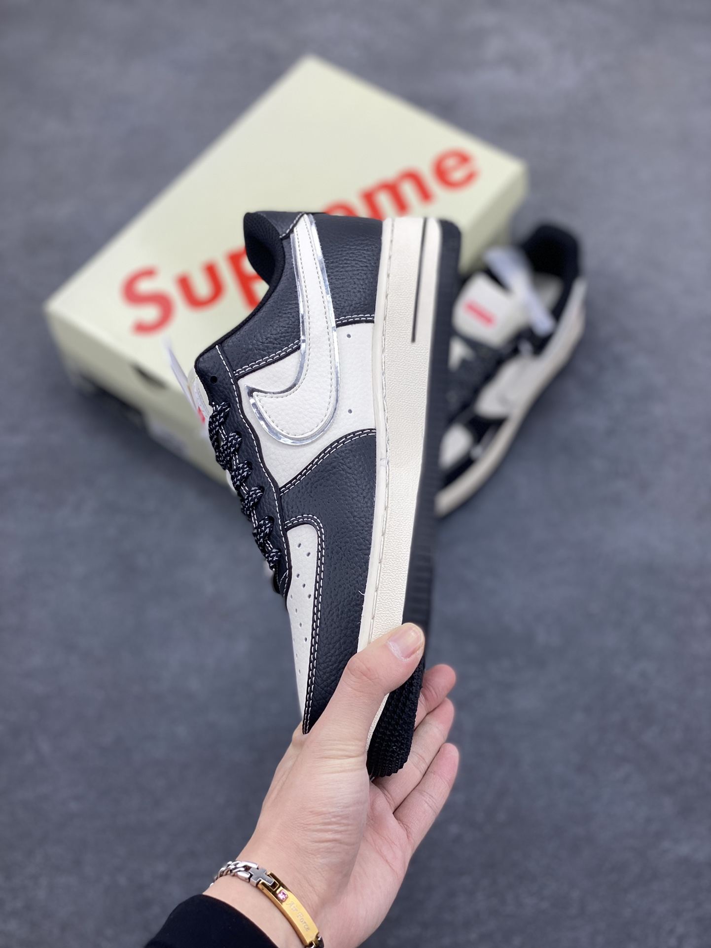 图片[3]-NIke Air Force 1 \’07 Low “Supreme联名–米黑银边”空军一号 低帮 运动鞋 休闲鞋 折边针车 工艺难度大 原楦头原纸板 原装鞋盒 定制五金配件 内置全掌气垫 原厂鞋底 货号：XZ6188-316 尺码：36 36.5 37.5 38 38.5 39 40 40.5 41 42 42.5 43 44 44.5 45-选品中心