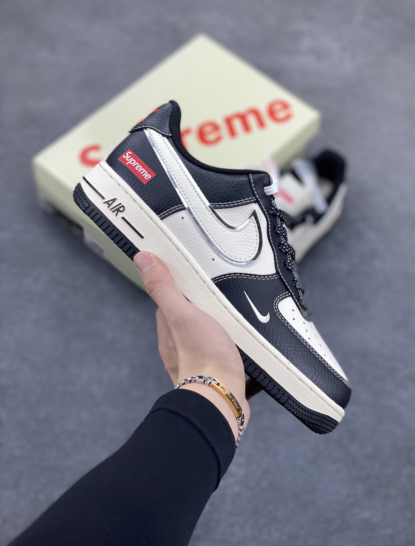 NIke Air Force 1 \'07 Low “Supreme联名--米黑银边”空军一号 低帮 运动鞋 休闲鞋 折边针车 工艺难度大 原楦头原纸板 原装鞋盒 定制五金配件 内置全掌气垫 原厂鞋底 货号：XZ6188-316 尺码：36 36.5 37.5 38 38.5 39 40 40.5 41 42 42.5 43 44 44.5 45-选品中心