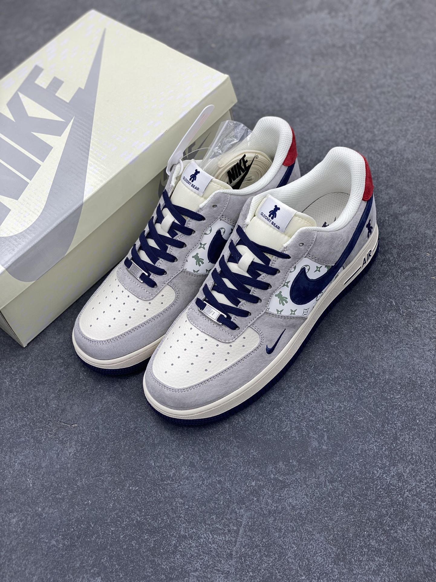 图片[8]-NIke Air Force 1 \’07 Low “暴力熊联名–灰蓝印花”空军一号 低帮 运动鞋 休闲鞋 折边针车 工艺难度大 原楦头原纸板 原装鞋盒 定制五金配件 内置全掌气垫 原厂鞋底 货号：SJ9188-001 尺码：36 36.5 37.5 38 38.5 39 40 40.5 41 42 42.5 43 44 44.5 45-选品中心