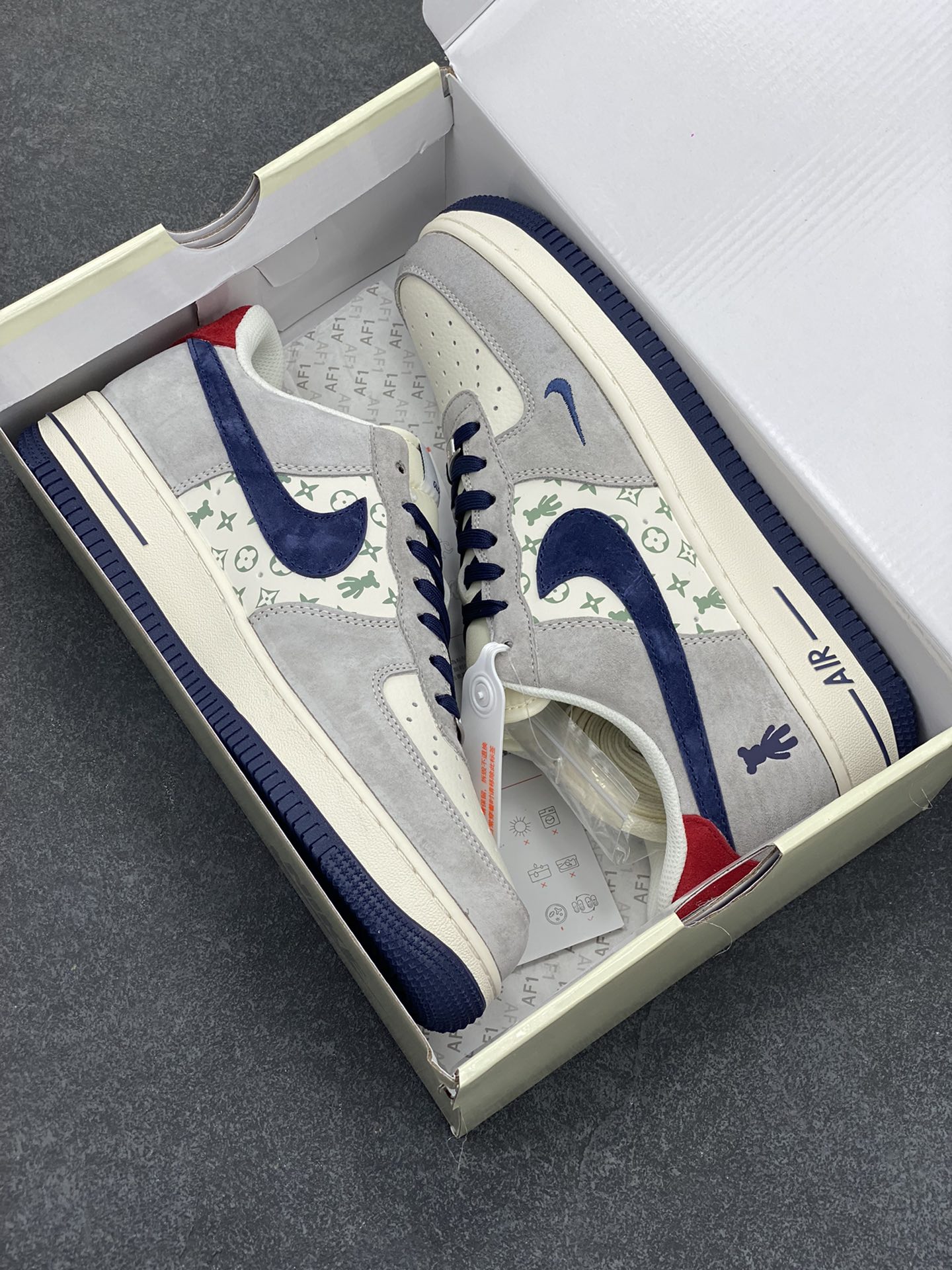 图片[9]-NIke Air Force 1 \’07 Low “暴力熊联名–灰蓝印花”空军一号 低帮 运动鞋 休闲鞋 折边针车 工艺难度大 原楦头原纸板 原装鞋盒 定制五金配件 内置全掌气垫 原厂鞋底 货号：SJ9188-001 尺码：36 36.5 37.5 38 38.5 39 40 40.5 41 42 42.5 43 44 44.5 45-选品中心