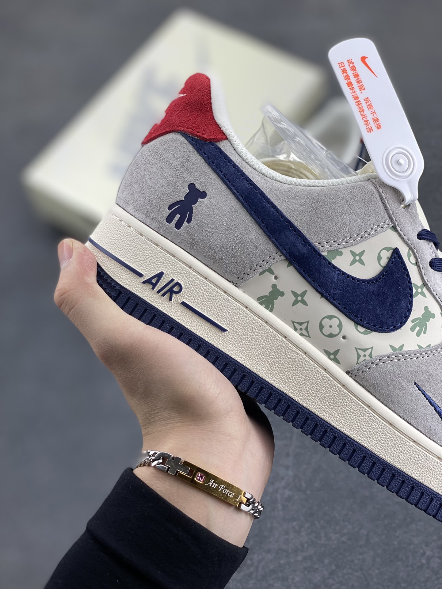 图片[6]-NIke Air Force 1 \’07 Low “暴力熊联名–灰蓝印花”空军一号 低帮 运动鞋 休闲鞋 折边针车 工艺难度大 原楦头原纸板 原装鞋盒 定制五金配件 内置全掌气垫 原厂鞋底 货号：SJ9188-001 尺码：36 36.5 37.5 38 38.5 39 40 40.5 41 42 42.5 43 44 44.5 45-选品中心