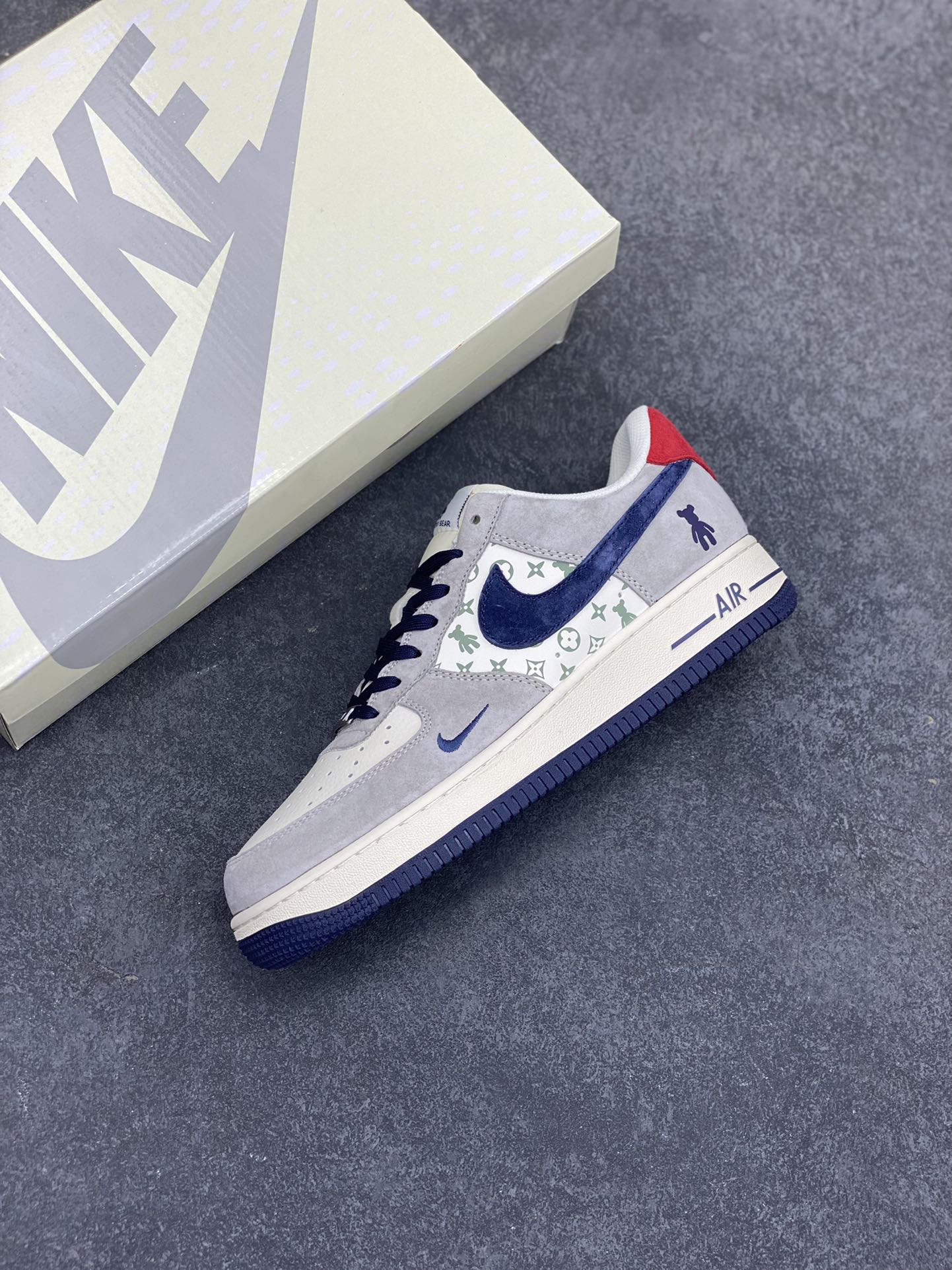 图片[7]-NIke Air Force 1 \’07 Low “暴力熊联名–灰蓝印花”空军一号 低帮 运动鞋 休闲鞋 折边针车 工艺难度大 原楦头原纸板 原装鞋盒 定制五金配件 内置全掌气垫 原厂鞋底 货号：SJ9188-001 尺码：36 36.5 37.5 38 38.5 39 40 40.5 41 42 42.5 43 44 44.5 45-选品中心