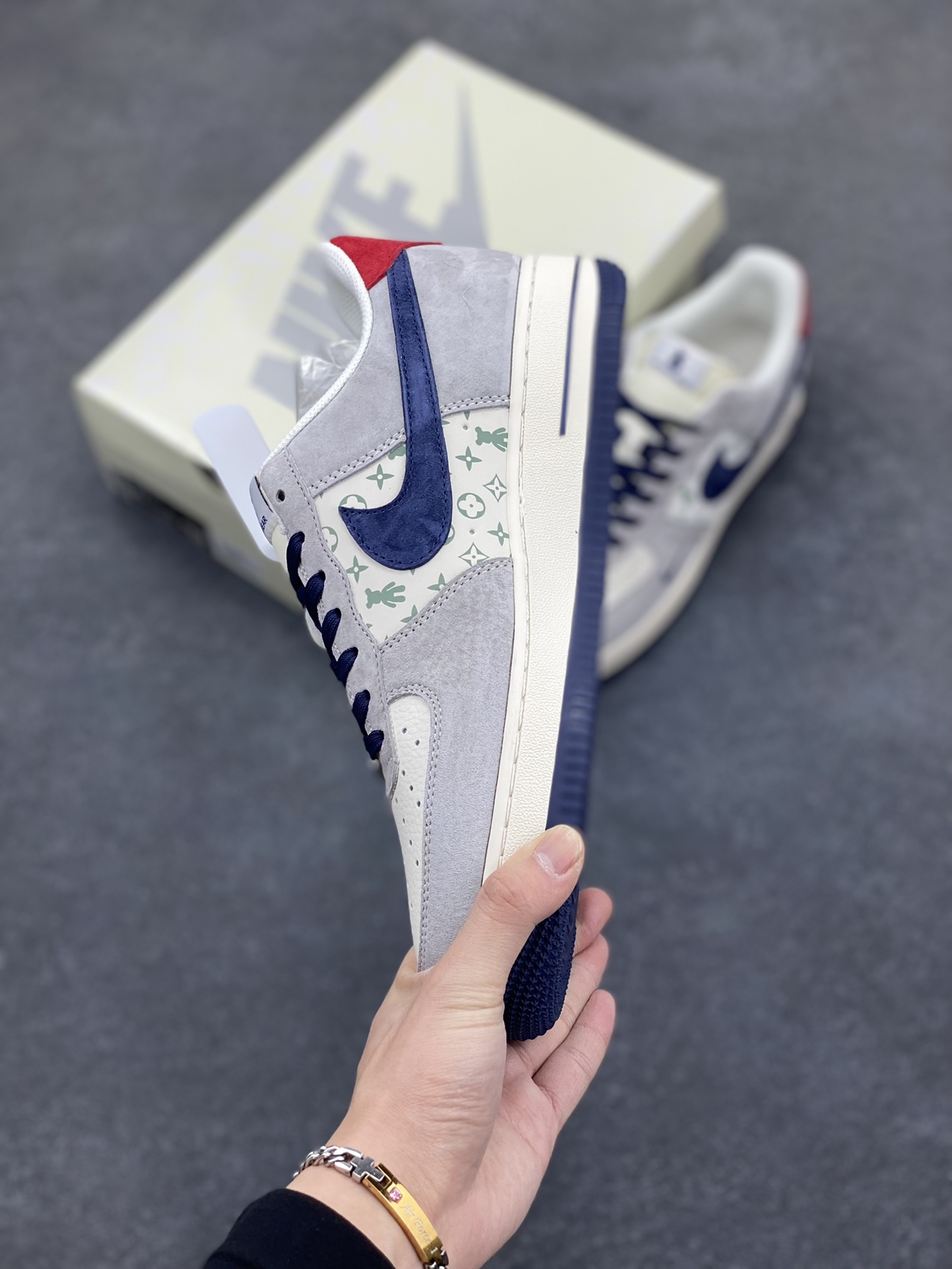 图片[3]-NIke Air Force 1 \’07 Low “暴力熊联名–灰蓝印花”空军一号 低帮 运动鞋 休闲鞋 折边针车 工艺难度大 原楦头原纸板 原装鞋盒 定制五金配件 内置全掌气垫 原厂鞋底 货号：SJ9188-001 尺码：36 36.5 37.5 38 38.5 39 40 40.5 41 42 42.5 43 44 44.5 45-选品中心