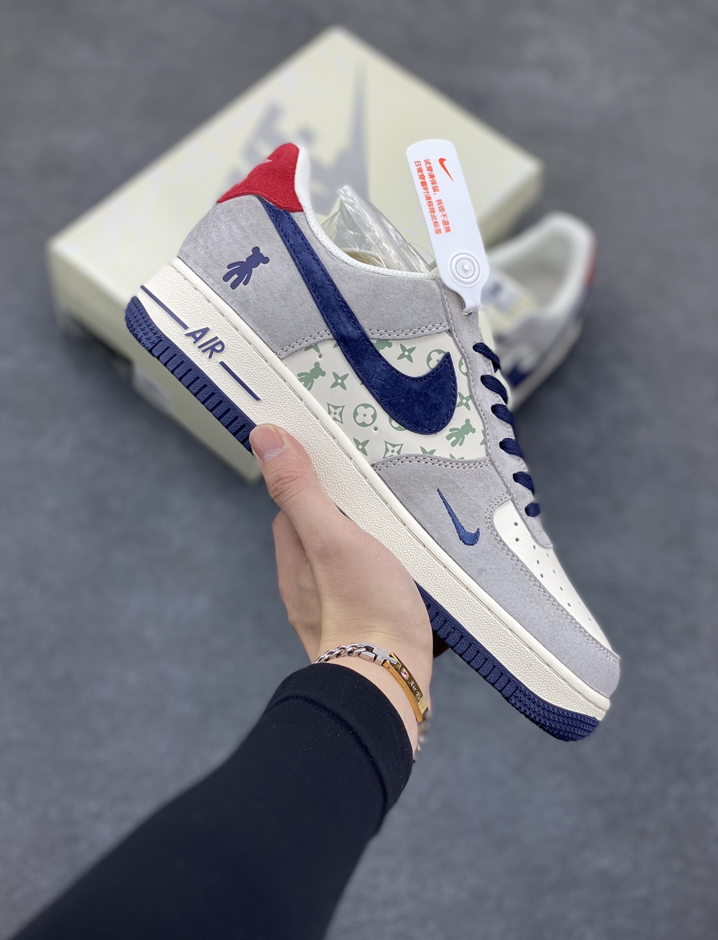 NIke Air Force 1 \'07 Low “暴力熊联名--灰蓝印花”空军一号 低帮 运动鞋 休闲鞋 折边针车 工艺难度大 原楦头原纸板 原装鞋盒 定制五金配件 内置全掌气垫 原厂鞋底 货号：SJ9188-001 尺码：36 36.5 37.5 38 38.5 39 40 40.5 41 42 42.5 43 44 44.5 45-选品中心