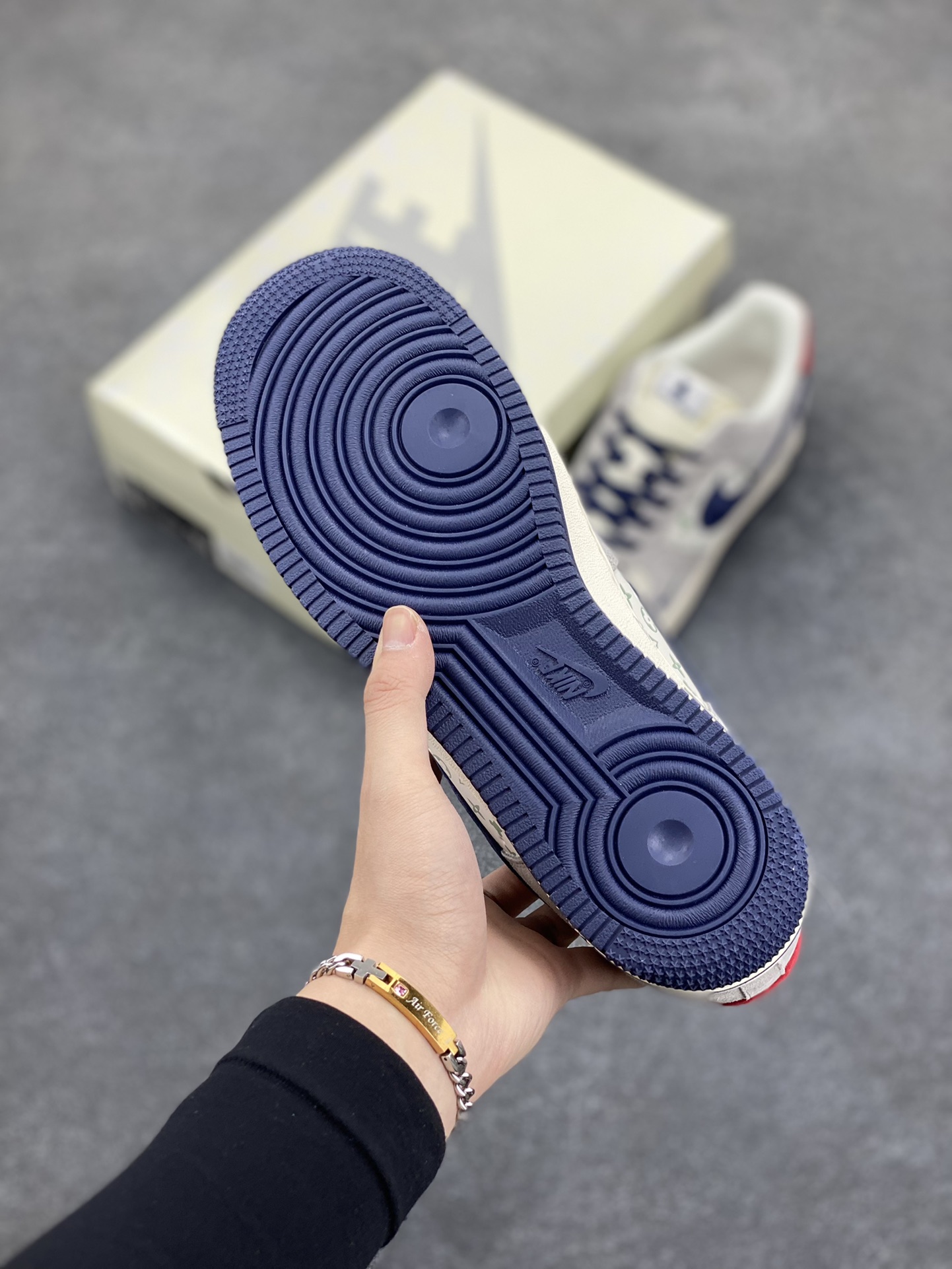 图片[5]-NIke Air Force 1 \’07 Low “暴力熊联名–灰蓝印花”空军一号 低帮 运动鞋 休闲鞋 折边针车 工艺难度大 原楦头原纸板 原装鞋盒 定制五金配件 内置全掌气垫 原厂鞋底 货号：SJ9188-001 尺码：36 36.5 37.5 38 38.5 39 40 40.5 41 42 42.5 43 44 44.5 45-选品中心