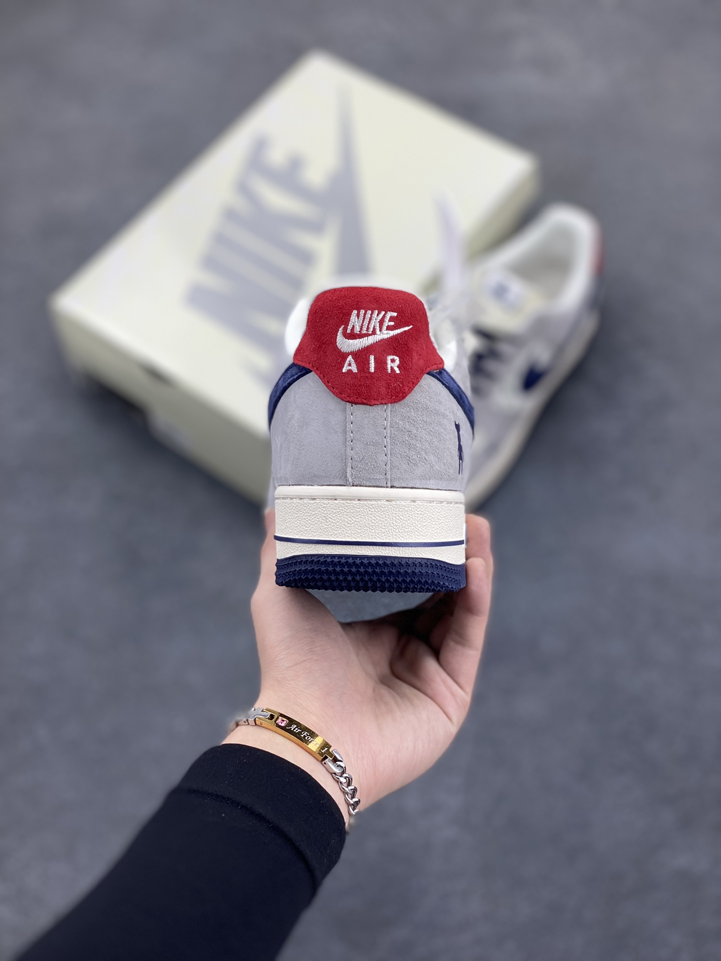 图片[4]-NIke Air Force 1 \’07 Low “暴力熊联名–灰蓝印花”空军一号 低帮 运动鞋 休闲鞋 折边针车 工艺难度大 原楦头原纸板 原装鞋盒 定制五金配件 内置全掌气垫 原厂鞋底 货号：SJ9188-001 尺码：36 36.5 37.5 38 38.5 39 40 40.5 41 42 42.5 43 44 44.5 45-选品中心