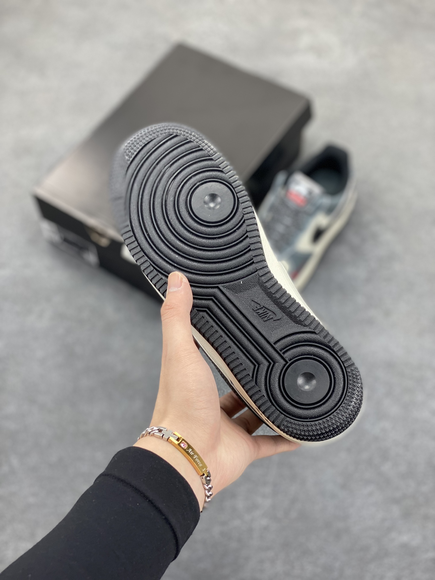 图片[5]-Nike Air Force 1 Low 空军一号低帮百搭休闲运动板鞋。柔软、弹性十足的缓震性能和出色的中底设计，横跨复古与现代的外型结合，造就出风靡全球三十多年的Force 1，直到今天还深受青睐。 货号：XZ6188-385 尺码：36 37.5 38 39 40 40.5 41 42 42.5 43 44 44.5 45-选品中心