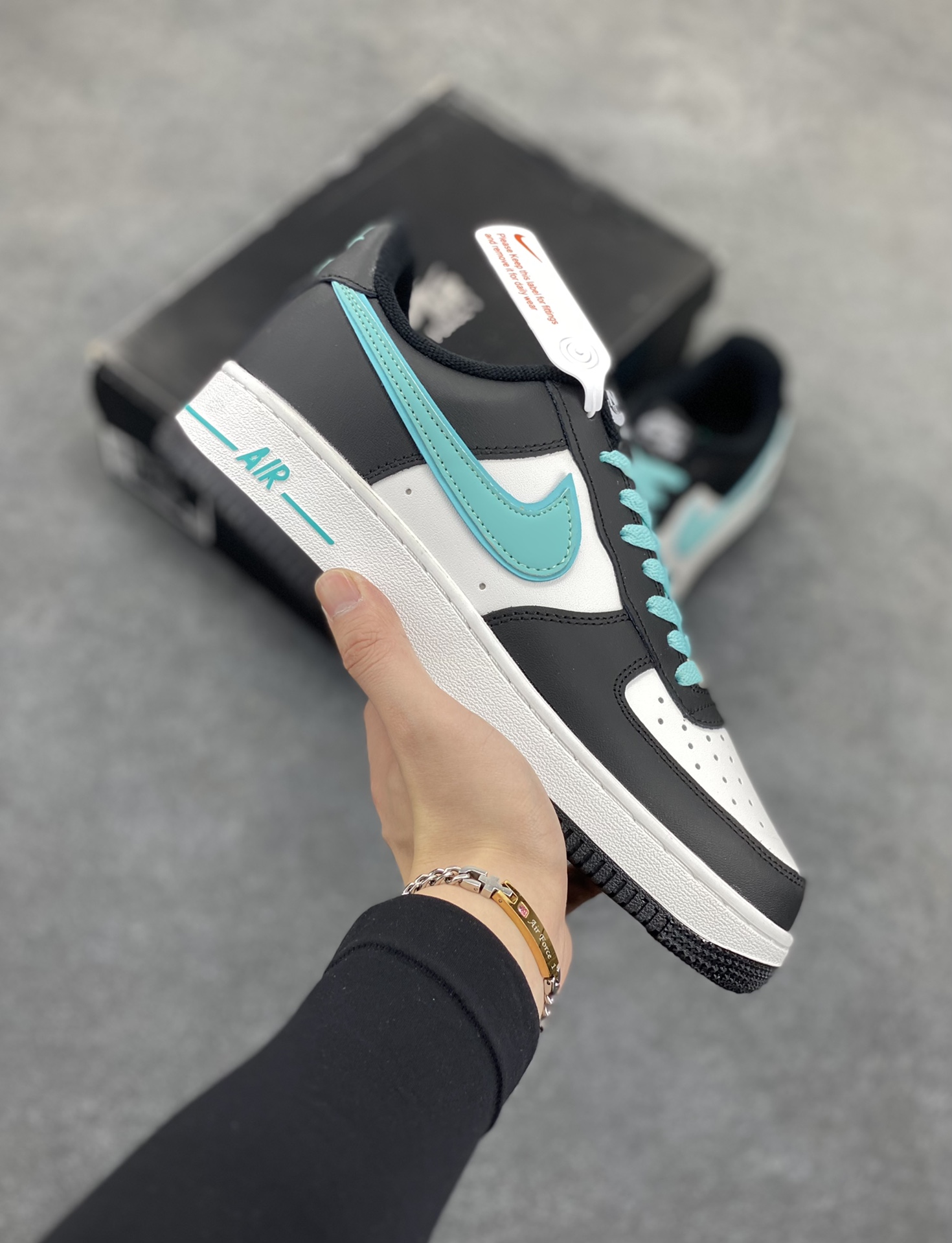 Nike Air Force 1 Low 空军一号低帮百搭休闲运动板鞋。柔软、弹性十足的缓震性能和出色的中底设计,横跨复古与现代的外型结合,造就出风靡全球三十多年的Force 1,直到今天还深受青睐。 货号:DV0788-100 尺码:36 37.5 38 39 40 41 42 43 44 45-选品中心