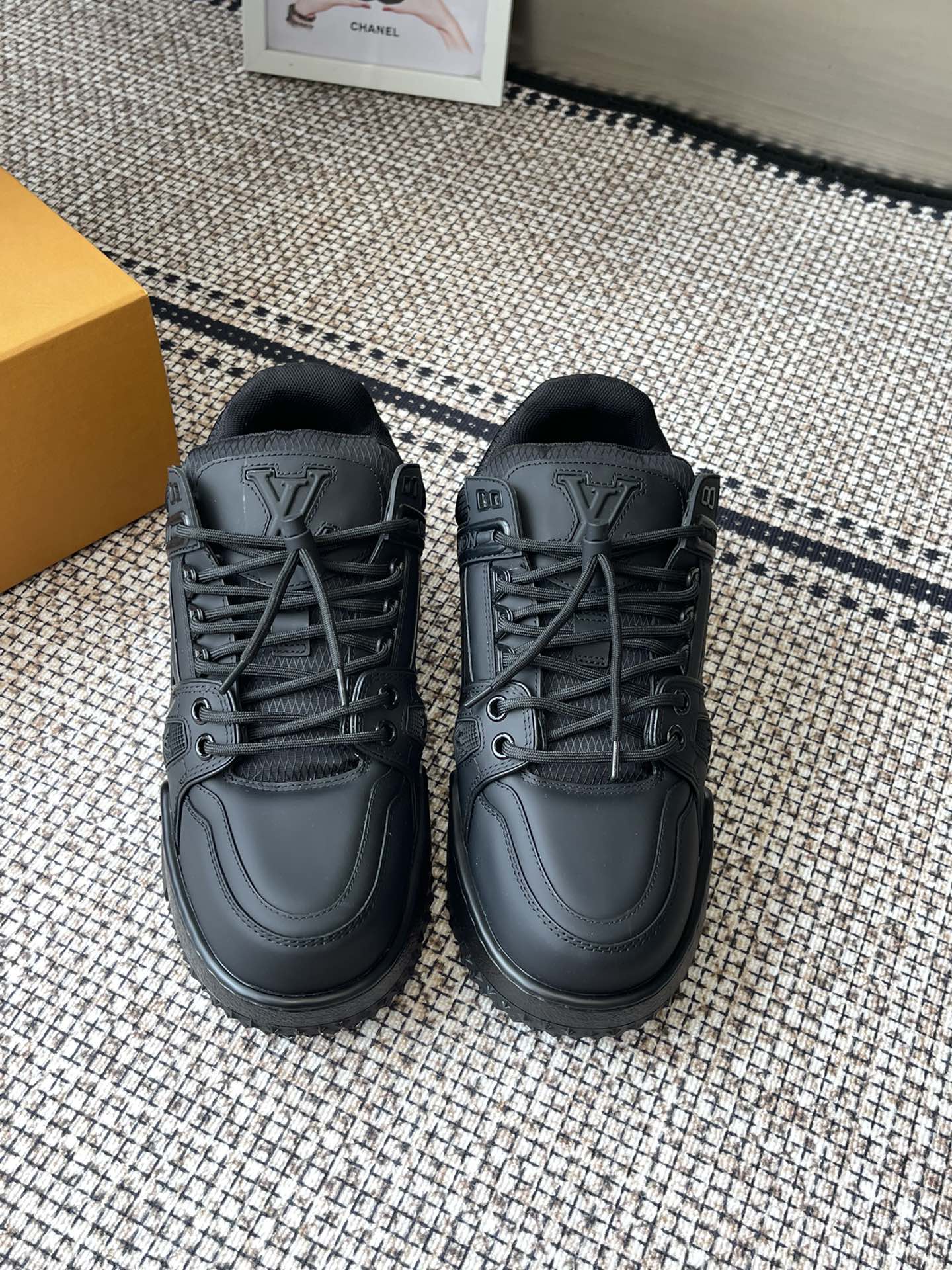 NO:232029,Dongguan Purchase Level LV Louis Vuitton Donkey Brand 25/ TRAINER MAXI Fat Ding Series Bread Thick Sole Skateboard Casual Sports Shoes Original Purchase Development Makes Cute Fat Trainer, styles bought with eyes closed, breaking the single change of color, younger Fat Trainer can also be called fat shoes, cute, cute love the most classic fat shoe style, the most classic color matching, high-end, atmospheric and high-end. Each style is very good!  Original mold opening cute buckle, original mold opening exactly the same material and workmanship details Fabric: Original customized imported top layer cowhide Inner: Original customized breathable net Outsole: Original mold opening TPU combination sole Sole thickness: 4CM Size: Women's model 35-40 / Men's model 39-45, casual shoes/sports shoes, louis vuitton, louis vuitton, louis vuitton, louis vuitton, sneakers, cowhide19860909东莞代购级 LV路易威登 驴牌 25/ TRAINER MAXI 胖丁系列 面包 厚底 滑板 休闲 运动鞋 原版购入开发 做货 可爱胖trainer,来闭着眼睛买的款式,打破颜色的单一变化,更年轻了胖trainer也可以叫发福鞋,憨态可掬,可可爱爱最经典的胖子鞋型,最经典的配色, 高端大气上档次 每个款式配色都很赞！原版开模可爱饰扣,原版完全一样材质做工细节 面料: 原版定制进口头层牛皮 内里: 原版定制透气网里 大底: 原版开模TPU组合大底 底厚: 4CM Size: 女款35-40 /男款39-45,休闲鞋/运动鞋,louis vuitton,louis vuitton,louis vuitton,sneakers,cowhide,Women's Shoes