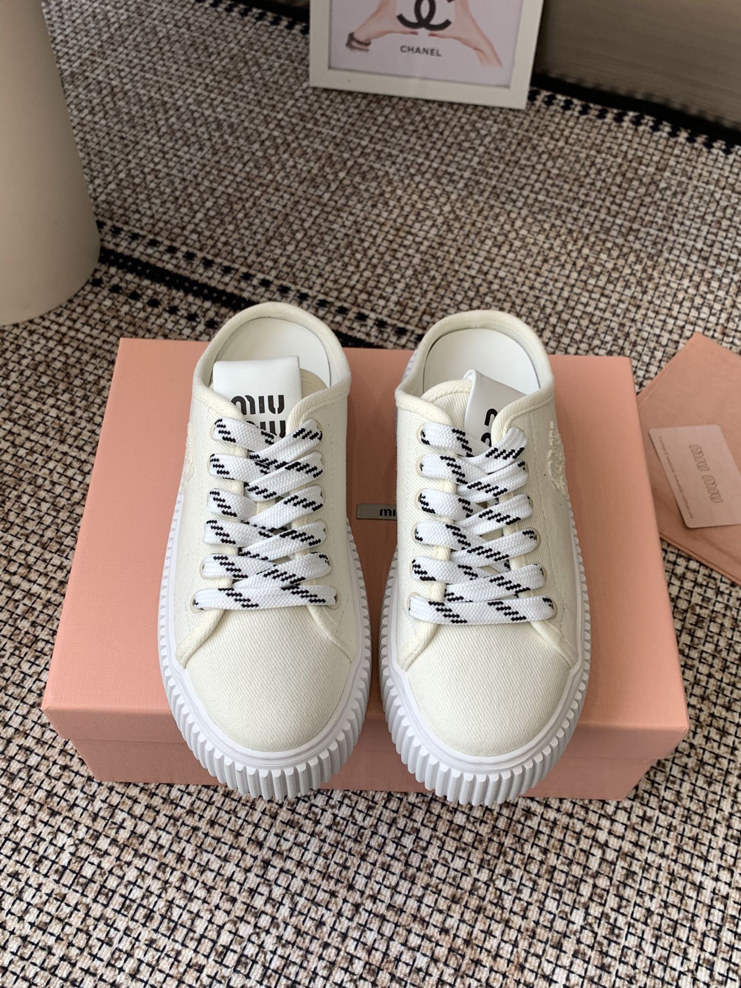 NO:232043,Miu Miu 25ss spring and summer new style, thick-soled canvas casual shoes, top version, highly recognizable tongue, super sunny and youthful on the feet!  It is full of girlishness and can make casual shoes so sweet. Only Miu can do it. It has a strong aura. Fabric. Original custom imported canvas material. Inner. Original custom imported canvas material. Outsole. Original open mold-proof anti-slip rubber sole. Sole thickness: 4.5CM. Size 35-40 (40 custom made without return or exchange), casual shoes/sports shoes, miumiu, sneakers.19860909Miu Miu 缪缪 25ss春夏新款 厚底帆布休闲鞋 顶级版本  极具辨识度的鞋舌,上脚超级阳光青春！少女味十足,能把休闲鞋打造的如此甜美,只有Miu才能做到了,上脚气场十足 面料 原版定制进口帆布材质 内里 原版定制进口帆布材质 大底 原版开模防滑橡胶大底 底厚: 4.5CM 码数35-40（40订做不退换）,休闲鞋/运动鞋,miumiu,sneakers,Women's Shoes