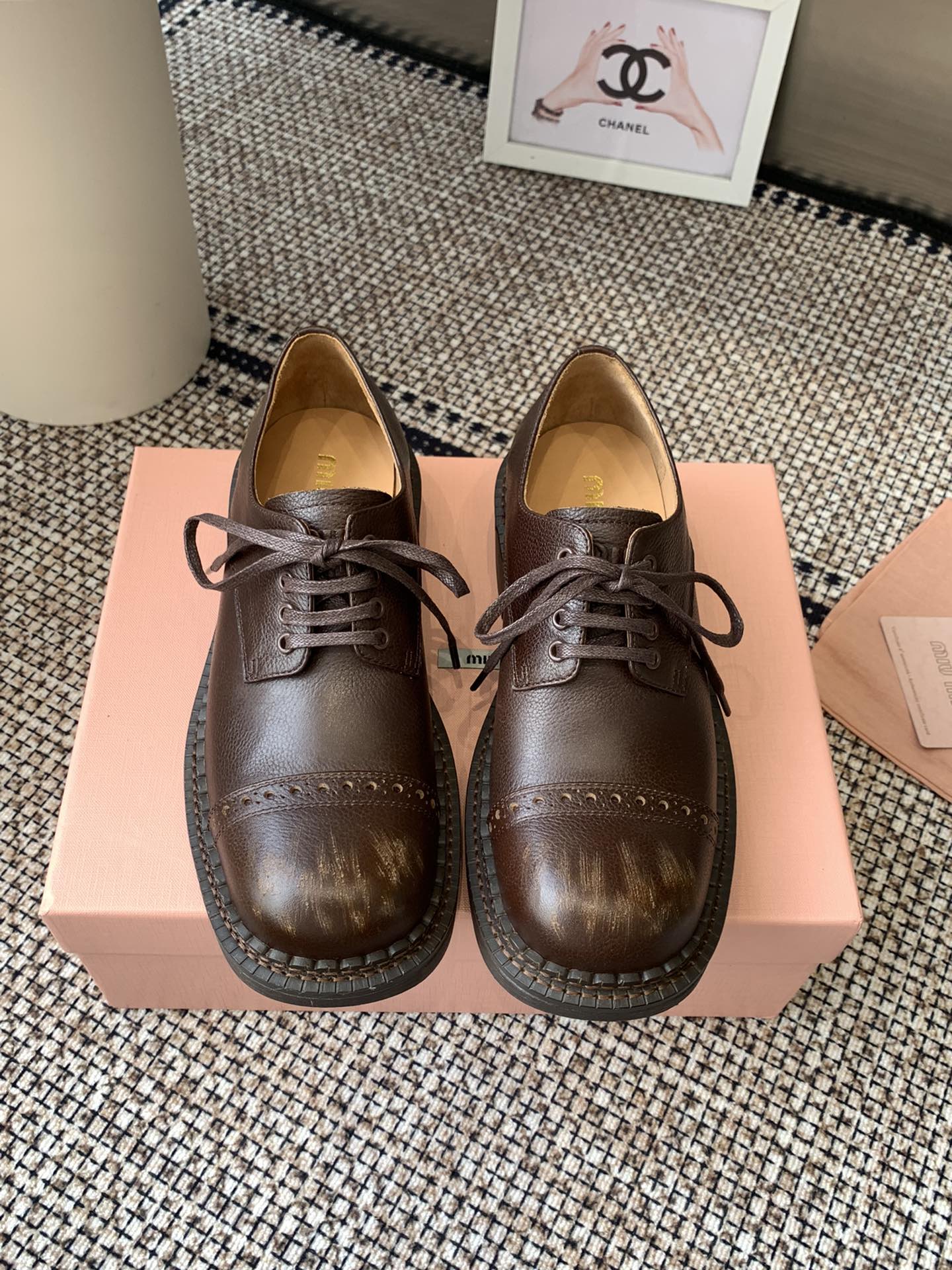 NO:232056,Exclusive purchase-level version Miu Miu 25 spring and summer catwalk lace-up loafers upgraded!  marvelous!  We still have to do it in the old way!  The fastest version of the entire network is here!  This fall and winter are very popular!  Next is the rhythm of the stock outage!  The upgraded color is so old!  Cool and cool, continuing the popular style miu classic motorcycle loafers, handsome and modern upper, planted calfskin, super good texture Material: imported calfskin/imported beaded cowhide inner: cowhide foot pad: cowhide outsole: original customized leather outsole Size35-40 (40 custom made without return or exchange), loafers, miumiu, loafers, cowhide, Leather soles19860909独家代购级版本 Miu Miu 25春夏走秀款 系带乐福鞋 升级啦！太棒了！Miu做旧这块还是得我们！全网对版 最快 最新的来啦！今年秋冬火爆了的！ 接下来就是妥妥断货节奏！升级了后的擦色做旧太有那味了！ 酷飒酷飒的 延续了爆款风格 miu 经典机车乐福鞋造型,帅气摩登 鞋面 植糅小牛皮,质感超好 材质:进口植糅小牛皮/进口开边珠牛皮 内里:牛皮 垫脚:牛皮 大底:原版定制真皮大底 Size35-40（40订做不退换）,乐福鞋,miumiu,loafers,cowhide,Leather soles,Women's Shoes