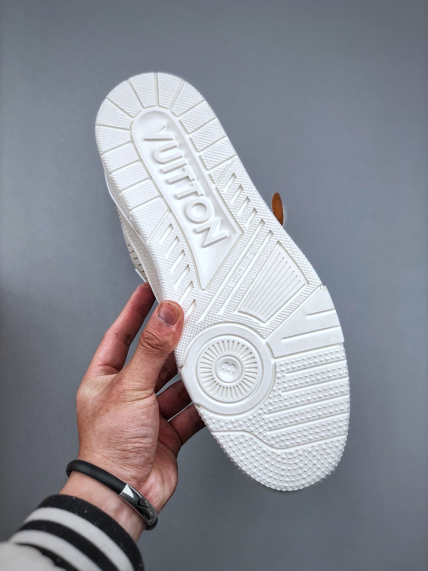 Louis Vuitton Trainer 2.0 Sneakers Low White Leather Casual Shoes 8 i1742337254 1977 7