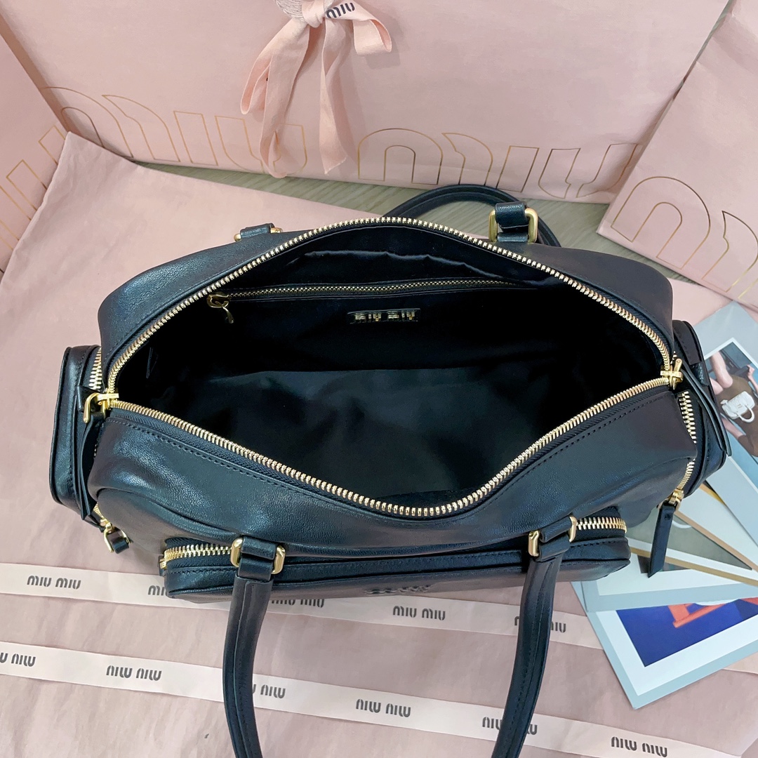 P1030 5BB175，Miu新品特色款式中古机车包，超重工制做，采用柔软水洗Nappa皮革版本进一步升华，呈现百搭复古风格，多口袋元素与精美的五金配件彰显质感与实用性，延续 miu不拘一格，大胆创新，慵懒不鞍却又自然洒脱的风格，个性鲜明，能驾驭各种风格，上班通勤外出旅游都是绝佳选择，容量相当可光，尺寸：32X15.5X11CM，