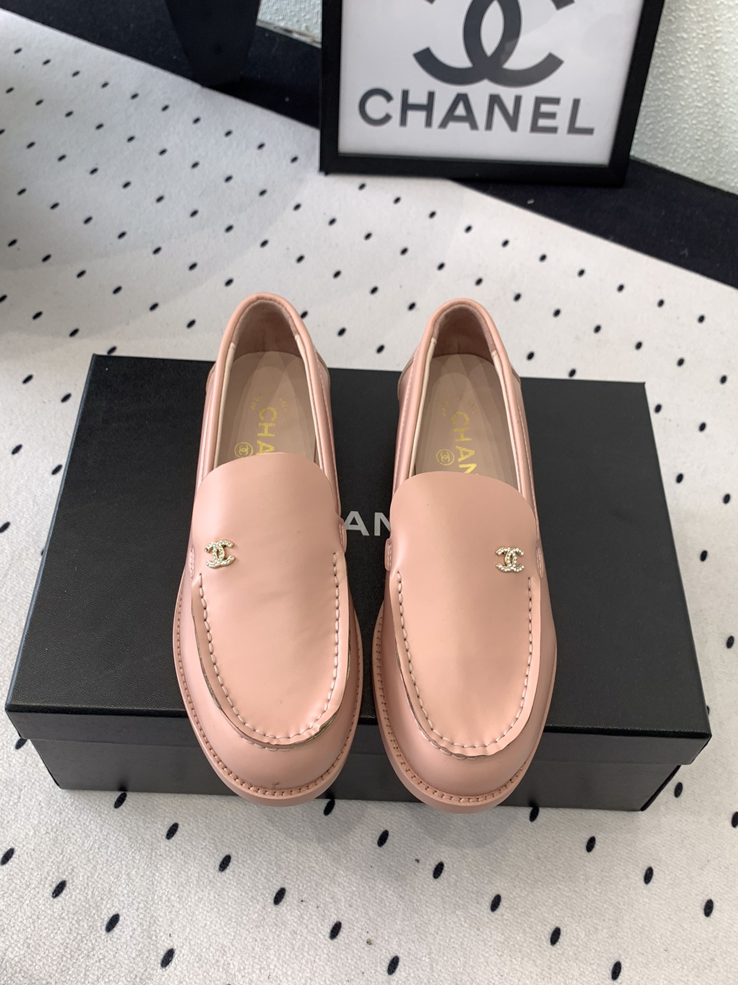 NO:247645,Chanel's new early spring loafers. Loafer enthusiasts must not miss this style. This one is more neutral and handsome. The line feels very strong. The upper is imported calfskin. The inner foot pad is silk sheepskin. Italian imported cowhide sole. Size35-39 (customized on 40/41), loafers, chanel, loafers, cowhide, sheepskin.19860909Chanel早春新款乐福鞋 乐福鞋爱好者绝不能错过 这款气质上更中性帅气几分 线条感很足 鞋面采用进口小牛皮 内里垫脚采用丝绸羊皮 意大利进口牛皮大底 Size35-39（40/41定制）,乐福鞋,chanel,loafers,cowhide,sheepskin,Women's Shoes