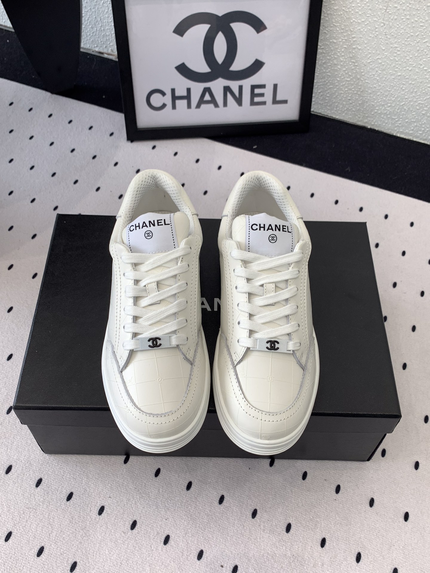 NO:247640,Chanel Panda series sneakers, super cost-effective, major internet celebrity bloggers purchase, not only soft and look very high-end on the feet, imported cowhide upper, Neri Silk Sheepli top imported white mesh Size: 35-40, casual shoes/sports shoes, chanel, sneakers, cowhide19860909Chanel熊猫系列运动鞋 性价比超高 各大网红博主代购 上脚除了柔软看起来十分高级 进口牛皮鞋面 内里丝绸羊里顶级进口白色网面 Size:35-40,休闲鞋/运动鞋,chanel,sneakers,cowhide,Women's Shoes