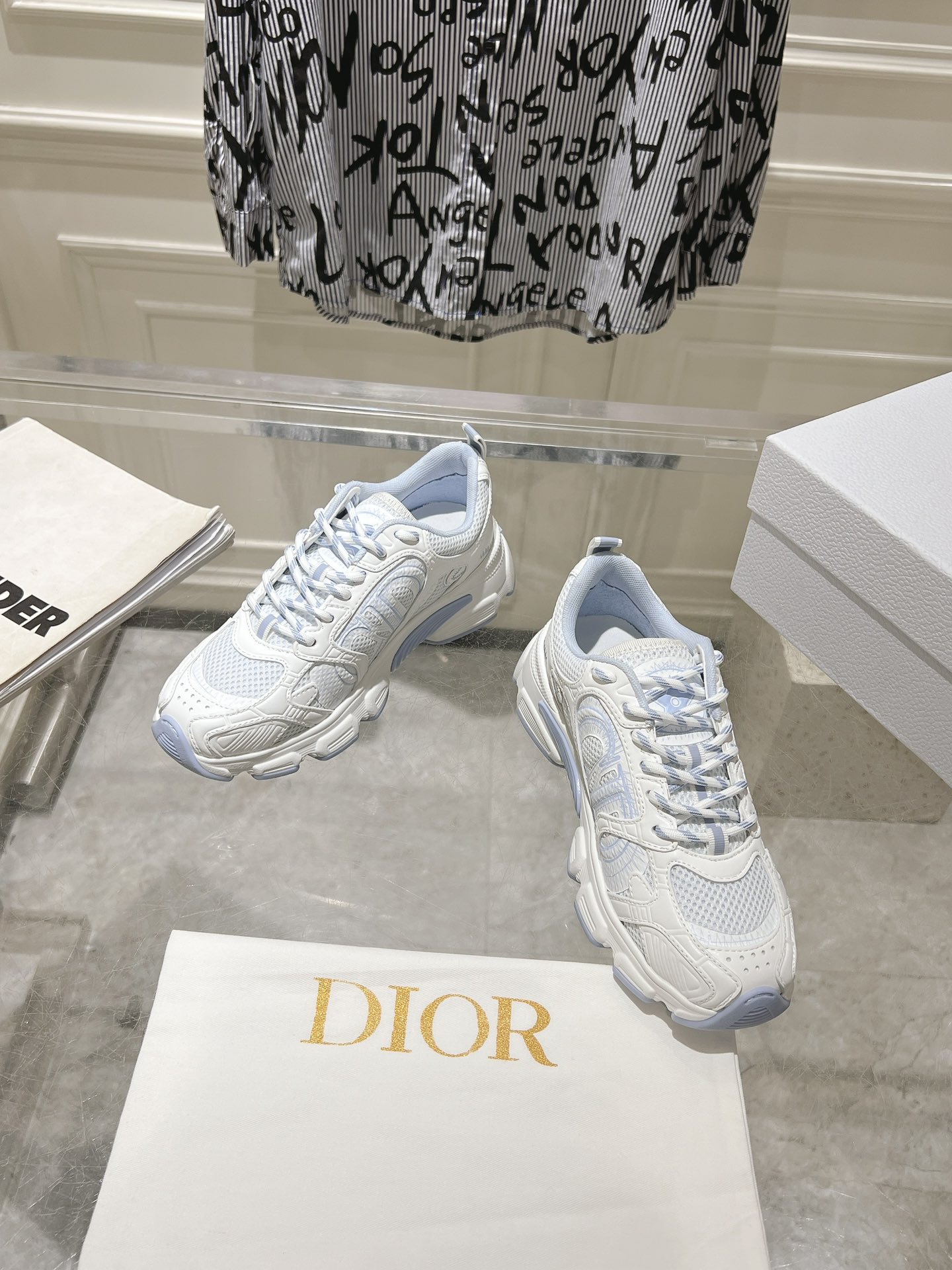 NO:231709,Dior ss new Chrono series thick-soled mesh color-blocked running shoes couple dad shoes casual sneakers top version original purchase developed and made products This Dior Chrono sneakers are made of white and black mesh fabric with leather effect inserts, CD logos on both sides, star patches on the tongue and Dior logo on the heel, and many details show the style. Two-color shoelaces, light soles and star decoration, can create a casual look all year round, complementing various casual or elegant items. Original imported fabric, imported cowhide   mesh, original custom breathable mesh, original sole, open molded anti-slip rubber outsole, sole thickness is about 4.5cm, size 35-45, casual shoes/sports shoes, dior, dior, sneakers, cowhide19860909Dior·迪奥 ss新款 Chrono系列厚底网面拼色跑鞋情侣款老爹鞋休闲运动鞋 顶级版本原版购入开发做货 这款Dior Chrono运动鞋采用白色和黑色网眼织物搭配皮革效果镶片,两侧的CD标志、鞋舌上的星星补丁和鞋跟的 Dior 标志,诸多细节彰显格调.双色鞋带,轻盈鞋底搭配星星装饰,可全年打造休闲造型,与各式休闲或优雅单品相得益彰. 面料原版进口头层牛皮 网面 内里原版定制透气网里 鞋底原版开模防滑橡胶大底 底厚约4.5cm 码数35-45,休闲鞋/运动鞋,dior,dior,sneakers,cowhide,Women's Shoes