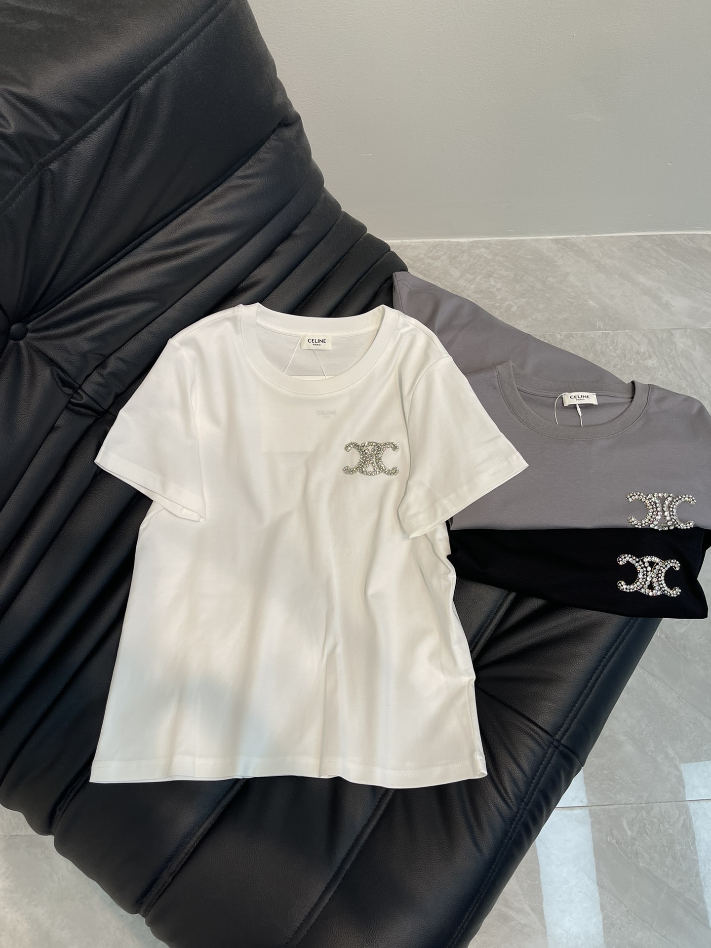 NO:318707,Celin*25 Spring and Summer New Limited Series Short-sleeved T-shirts, exquisite regular version, and look slim on the upper body!  Heavy Industry Nail Diamond logo is low-key and luxurious!  A must-have item for fashionable things unlocks all outfits!  Determine the quality of my home!  Classic items are fashionable and high-end, and the classic style is versatile and not picky!  SML, celine, T-shirt,tees, t-shirt,alexander wang19860909Celin*25春夏新品限定系列短袖T恤 精致常规版型上身巨显瘦！ 重工钉钻logo 低调奢华！ 时髦精必备单品解锁所有穿搭！ 认准我家品质！经典单品时髦又高级 经典版型百搭不挑人！ SML,,celine,T-shirt,tees，t-shirt,alexander wang,Women's clothing