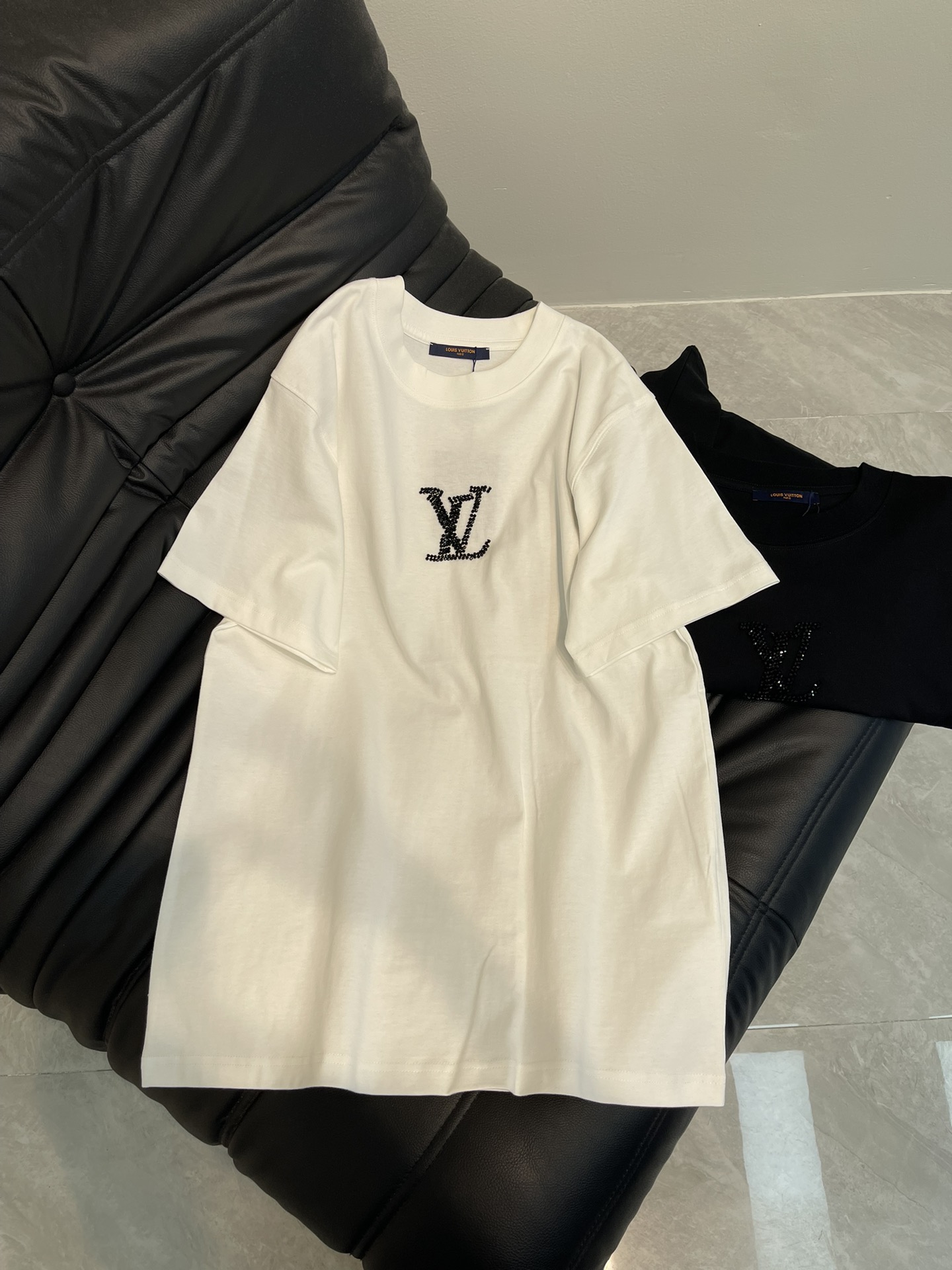 NO:318725,Louis Vuitto*25 spring and summer new rhinestone loose short-sleeved T-shirt custom YB native cotton material breathable and comfortable, full texture Loose T-shirt cut highlights the brand style Made of gram-weight pure cotton with a slight elasticity Presents a slim visual effect The brand logo pattern is outlined with rhinestones on the chest Rich visual effect Create an elegant and gorgeous personality style The brand's high-end design feel is full, and the inner wear is brilliant and fashionable SML,,louis vuitton,T-shirt,tees,t-shirt,alexander wang19860909Louis Vuitto*25春夏新款水钻宽松短袖T恤 定制YB原生全棉材质 透气舒适 质感十足 宽松T恤裁剪 凸显品牌格调 采用克重纯棉制成 略带有弹力 呈现显瘦视觉效果 胸前以水钻勾勒出品牌徽标图案 丰富视觉效果 打造优雅华丽的个性风格 品牌高级设计感拉满 单穿内搭都出彩时髦 SML,,louis vuitton,T-shirt,tees，t-shirt,alexander wang,Women's clothing