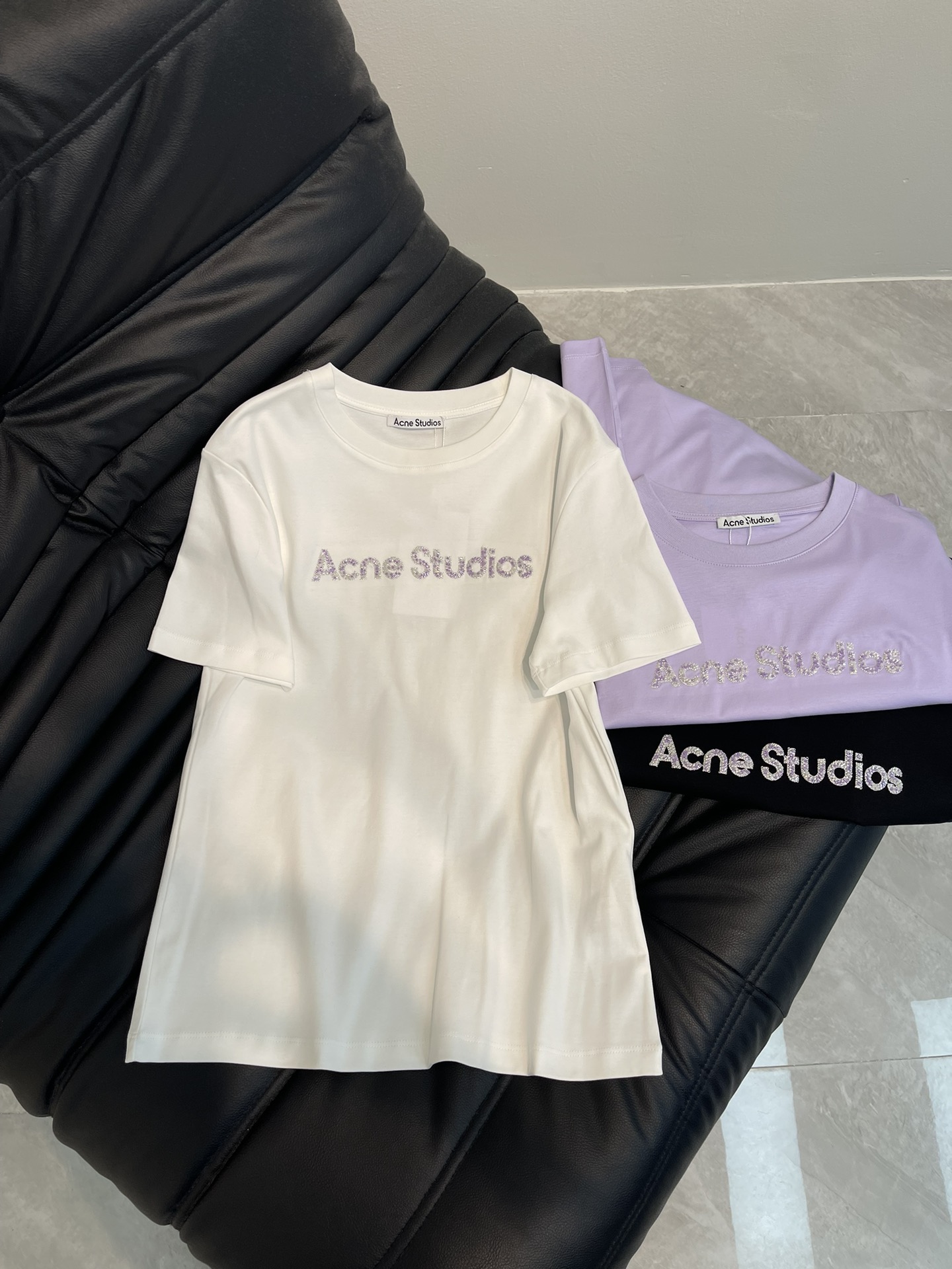 NO:318727,Acne studio*25 spring and summer new heavy industry bead-ordered short-sleeved T-shirt custom YB native cotton material breathable and comfortable, full texture. Regular T-shirt cutting highlights the brand style. Made of gram-weight pure cotton, slightly elastic, and gives a slim visual effect. Color beads on the chest outline the brand logo pattern. The three-dimensional effect creates an elegant and gorgeous personality style. The brand's high-end design feels full. The inner wear is brilliant and fashionable. SML, acne studios,dior,T-shirt,tees,t-shirt,alexander wang19860909Acne studio*25春夏新款重工订珠短袖T恤 定制YB原生全棉材质 透气舒适 质感十足 常规T恤裁剪 凸显品牌格调 采用克重纯棉制成 略带有弹力 呈现显瘦视觉效果 胸前以彩色订珠勾勒出品牌徽标图案 立体效果打造优雅华丽的个性风格 品牌高级设计感拉满 单穿内搭都出彩时髦 SML,,acne studios,dior,T-shirt,tees，t-shirt,alexander wang,Women's clothing