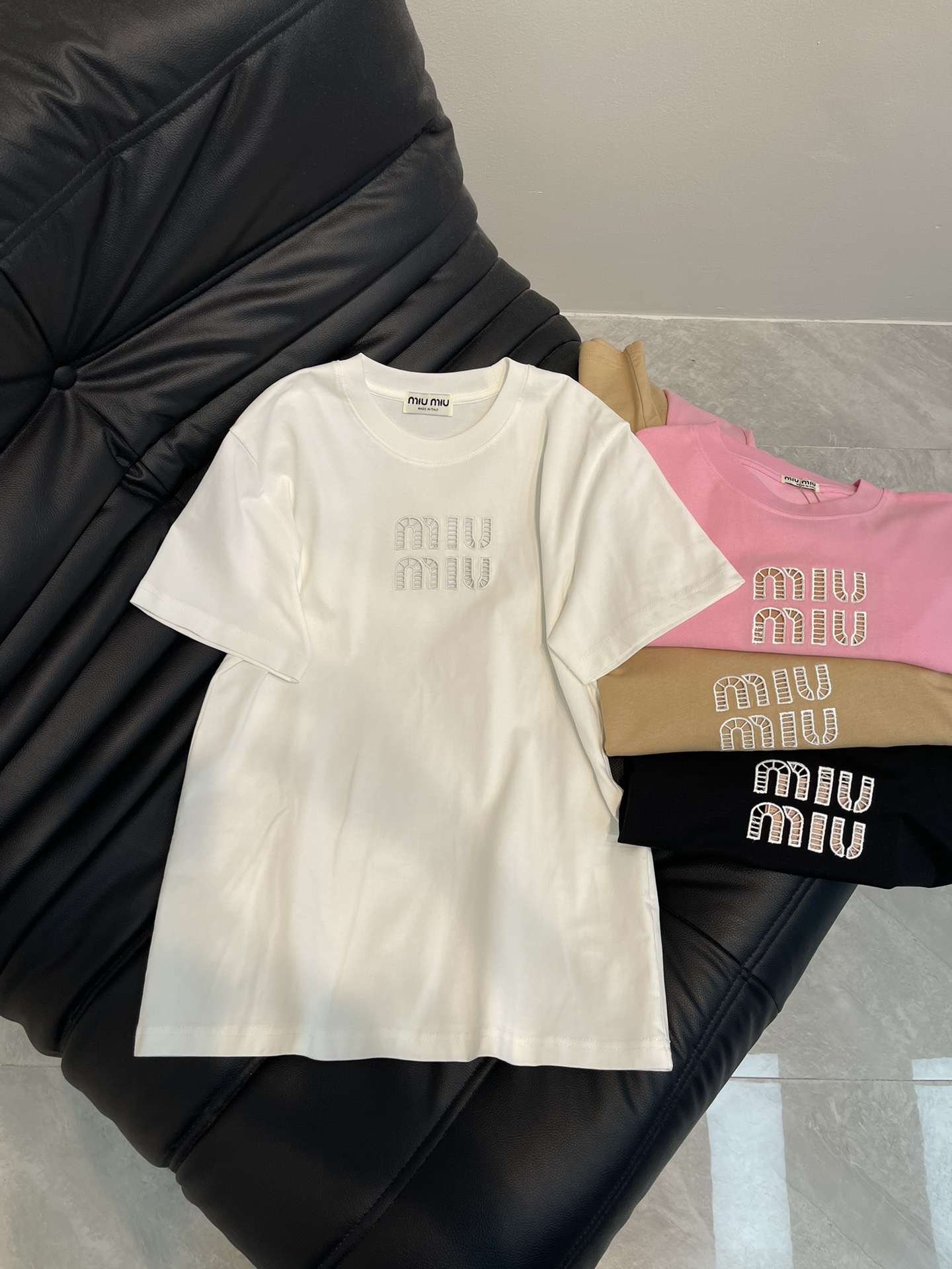 NO:318719,Miumi*25 spring and summer new heavy industry hollow embroidered short-sleeved T-shirt. Imported pure cotton fabric, the classic style is versatile and not picky, and the upper body is very beautiful!  SML, miumiu, T-shirt,tees, t-shirt,alexander wang19860909Miumi*25春夏新款重工镂空绣短袖T恤.进口纯棉面料,经典版型百搭不挑人,上身非常漂亮！SML,,miumiu,T-shirt,tees，t-shirt,alexander wang,Women's clothing